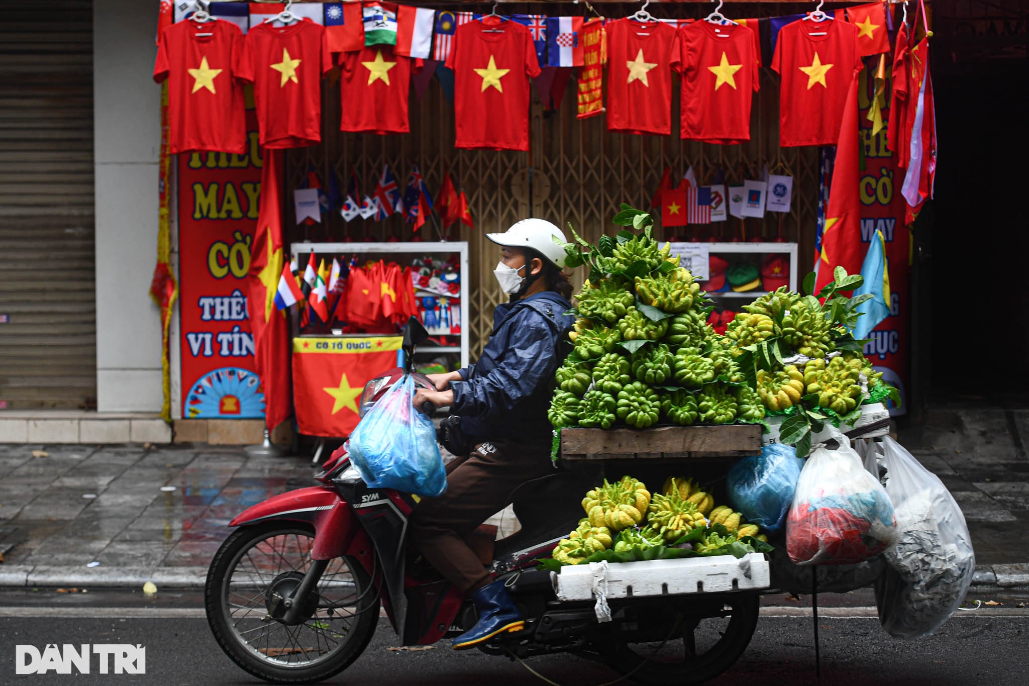 Người Hà Nội tấp nập chuẩn bị đồ lễ trước ngày tiễn ông Táo về trời - Ảnh 15.