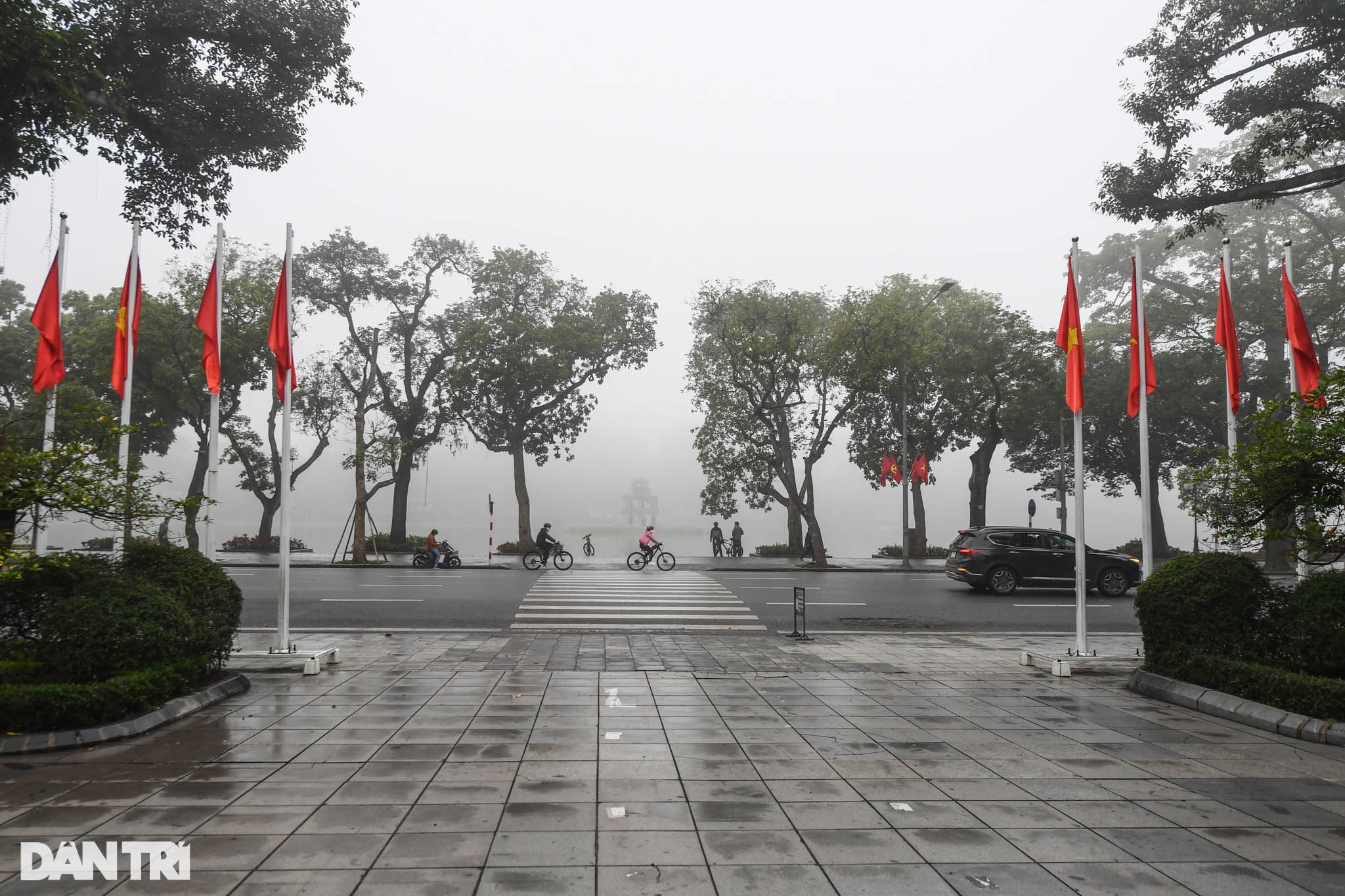 Hà Nội mờ ảo, mộng mơ trong ngày sương mù dày đặc chưa từng thấy - 8 Hà Nội mờ ảo, mộng mơ trong ngày sương mù dày đặc chưa từng thấy - 8