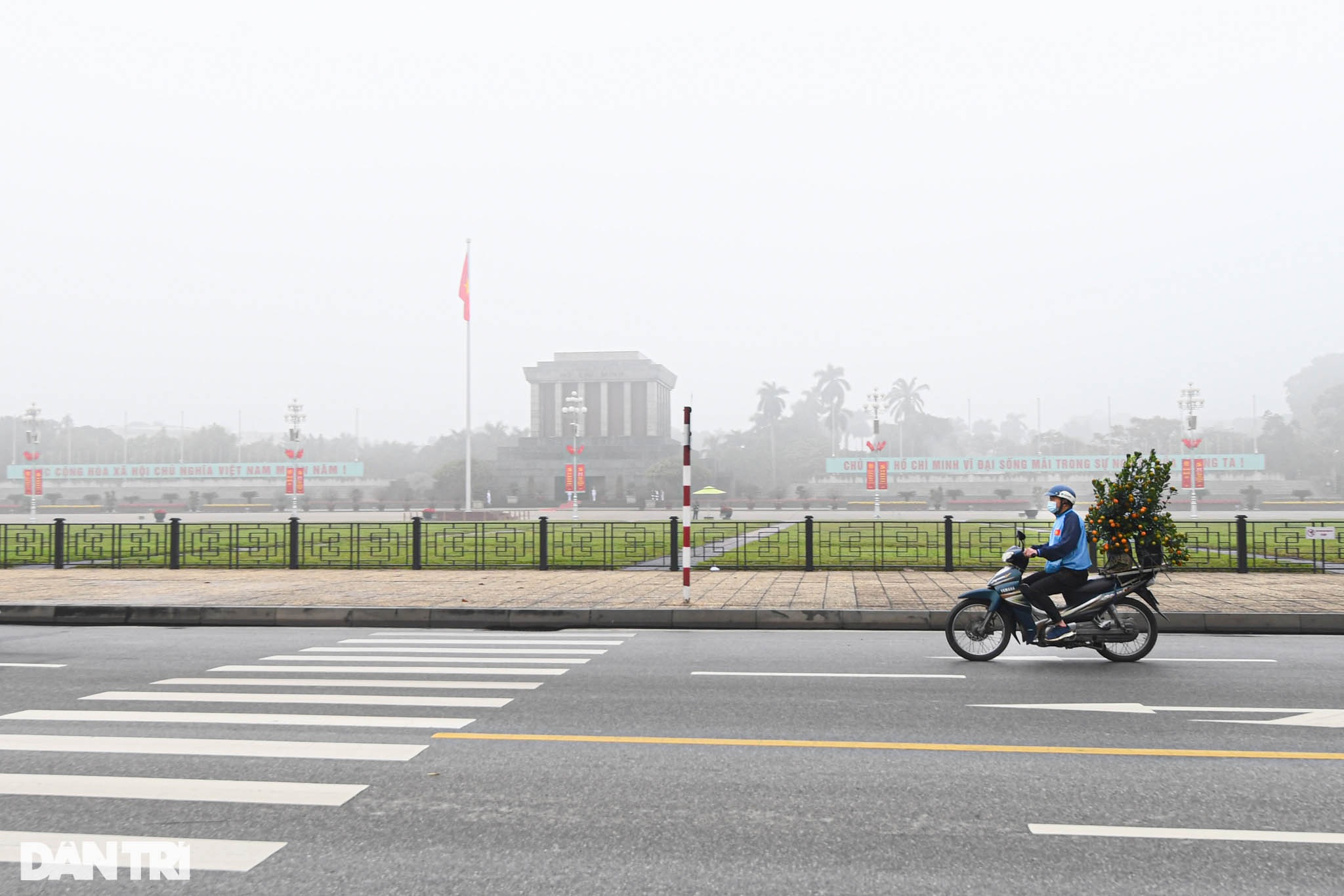 Hà Nội mờ ảo, mộng mơ trong ngày sương mù dày đặc chưa từng thấy - 12 Hà Nội mờ ảo, mộng mơ trong ngày sương mù dày đặc chưa từng thấy - 12