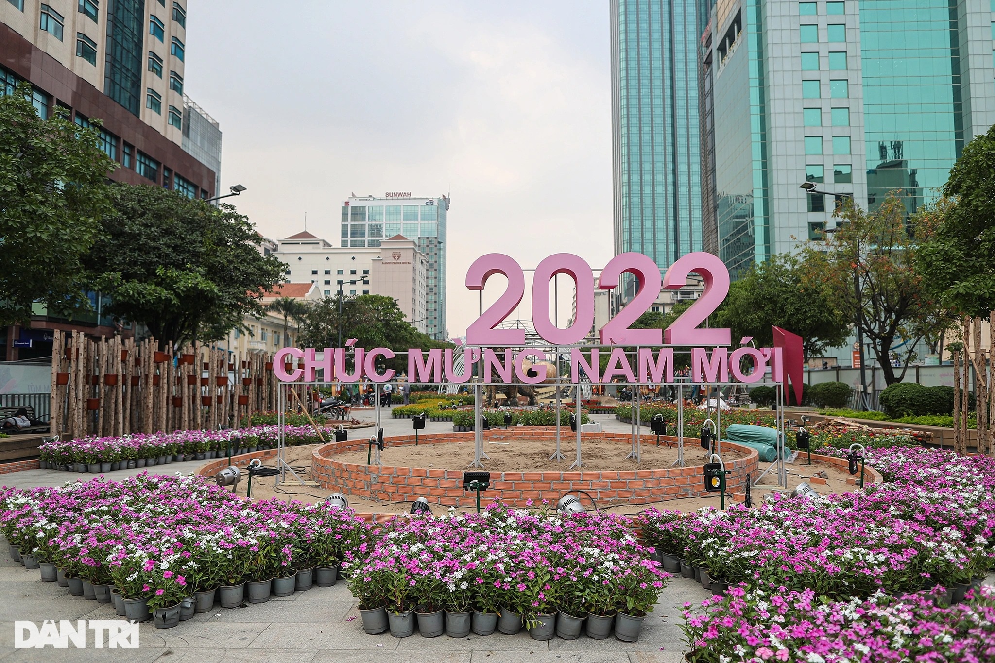 Những hình ảnh trang trí Tết 2022 đầu tiên trên Đường hoa Nguyễn Huệ - 1