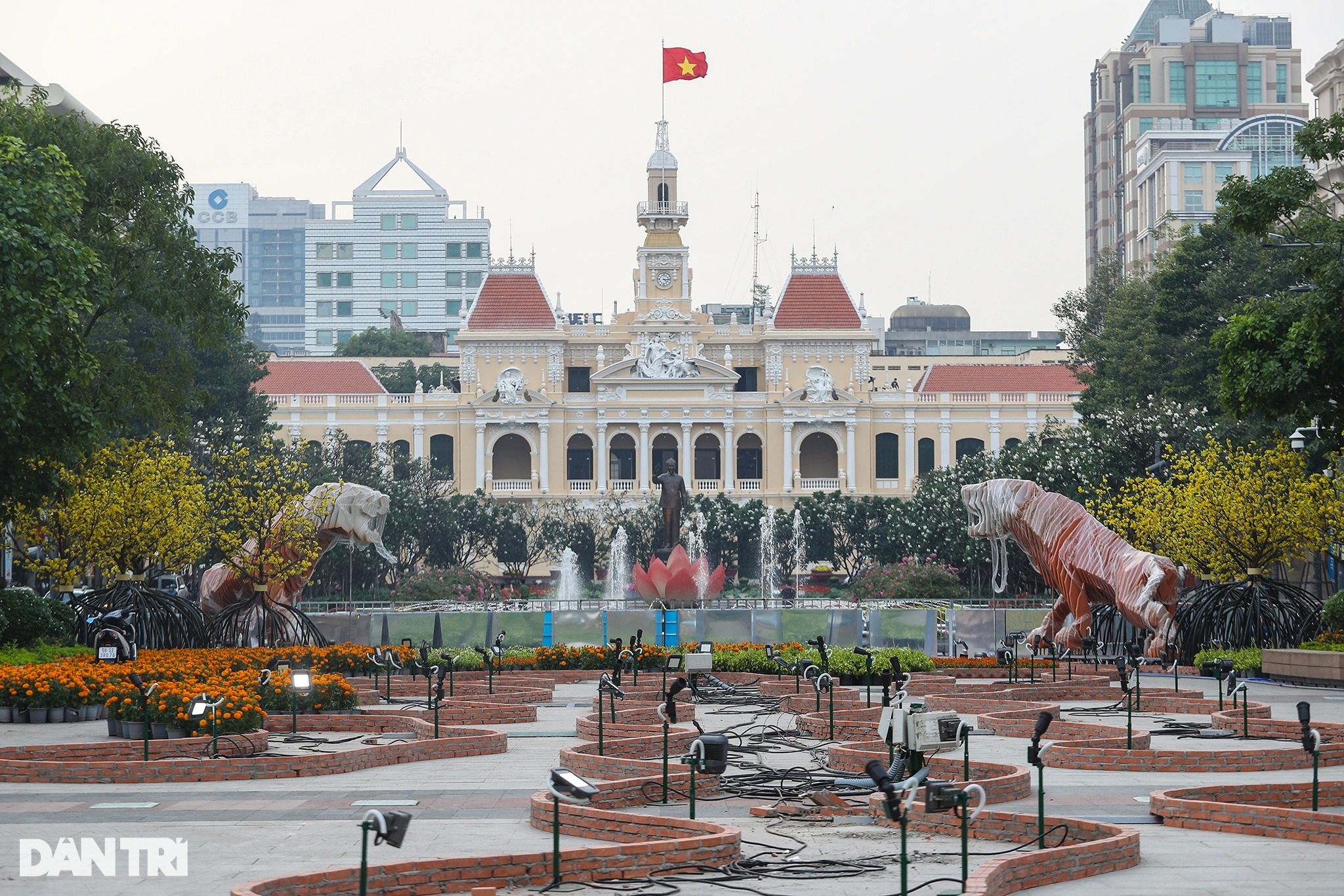 Những hình ảnh trang trí Tết 2022 đầu tiên trên Đường hoa Nguyễn Huệ - 8 Những hình ảnh trang trí Tết 2022 đầu tiên trên Đường hoa Nguyễn Huệ - 8
