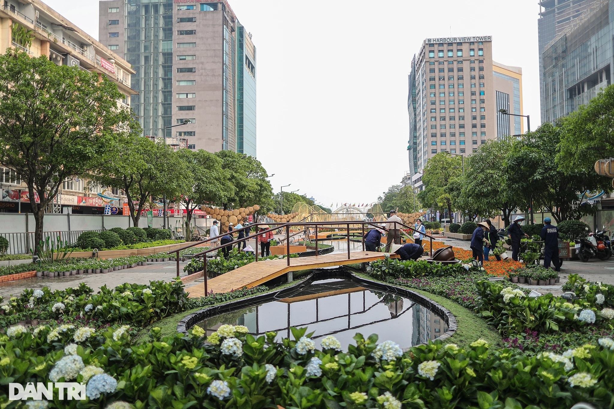 Những hình ảnh trang trí Tết 2022 đầu tiên trên Đường hoa Nguyễn Huệ - 5 Những hình ảnh trang trí Tết 2022 đầu tiên trên Đường hoa Nguyễn Huệ - 5