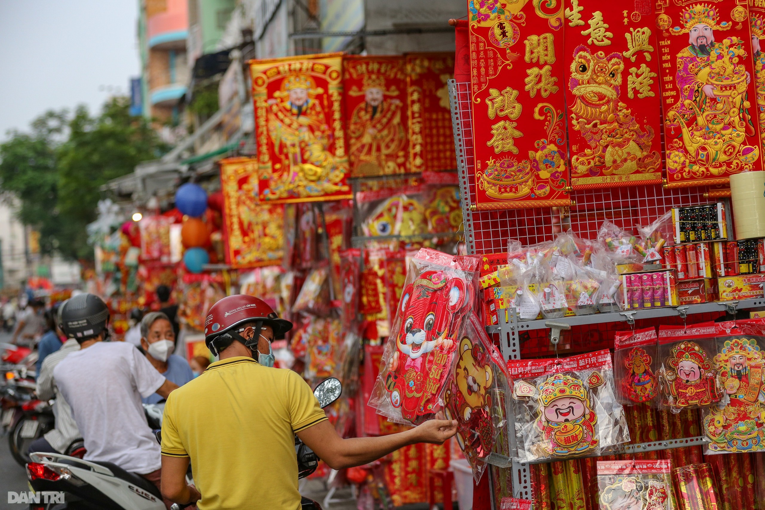 Phố bán đồ trang trí Tết lớn nhất Sài Gòn rực rỡ sắc đỏ | Báo Dân trí