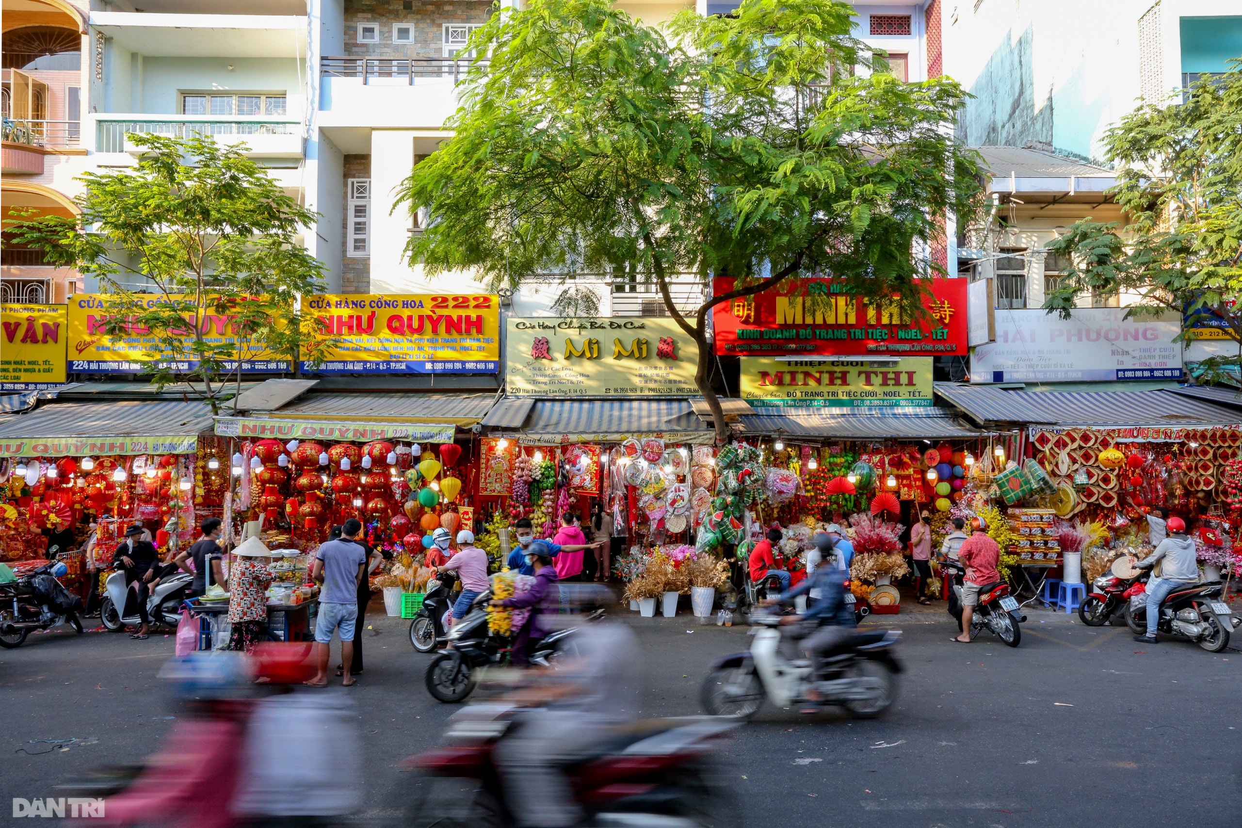 Phố bán đồ trang trí Tết lớn nhất Sài Gòn rực rỡ sắc đỏ - 1