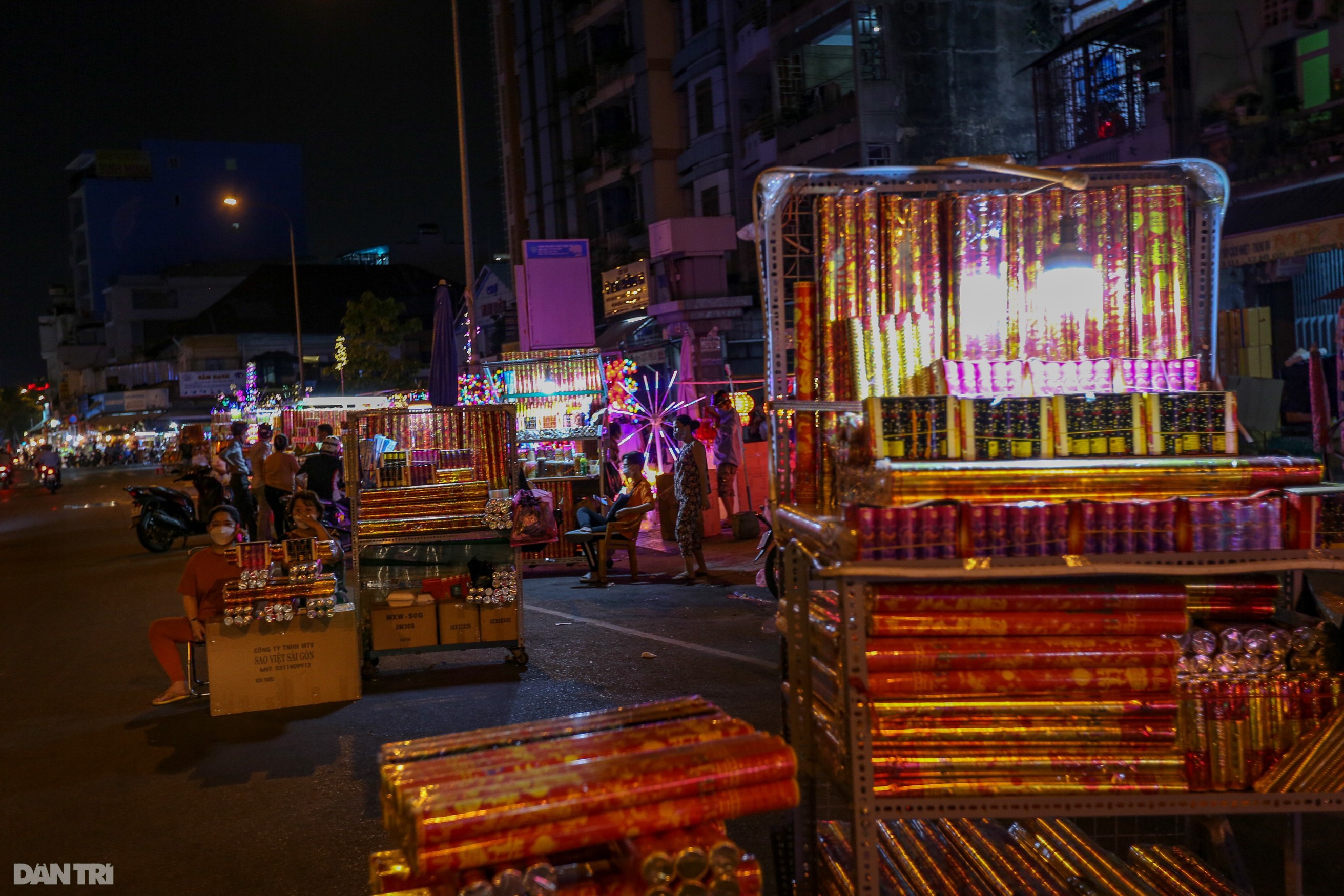 Phố bán đồ trang trí Tết lớn nhất Sài Gòn rực rỡ sắc đỏ | Báo Dân trí