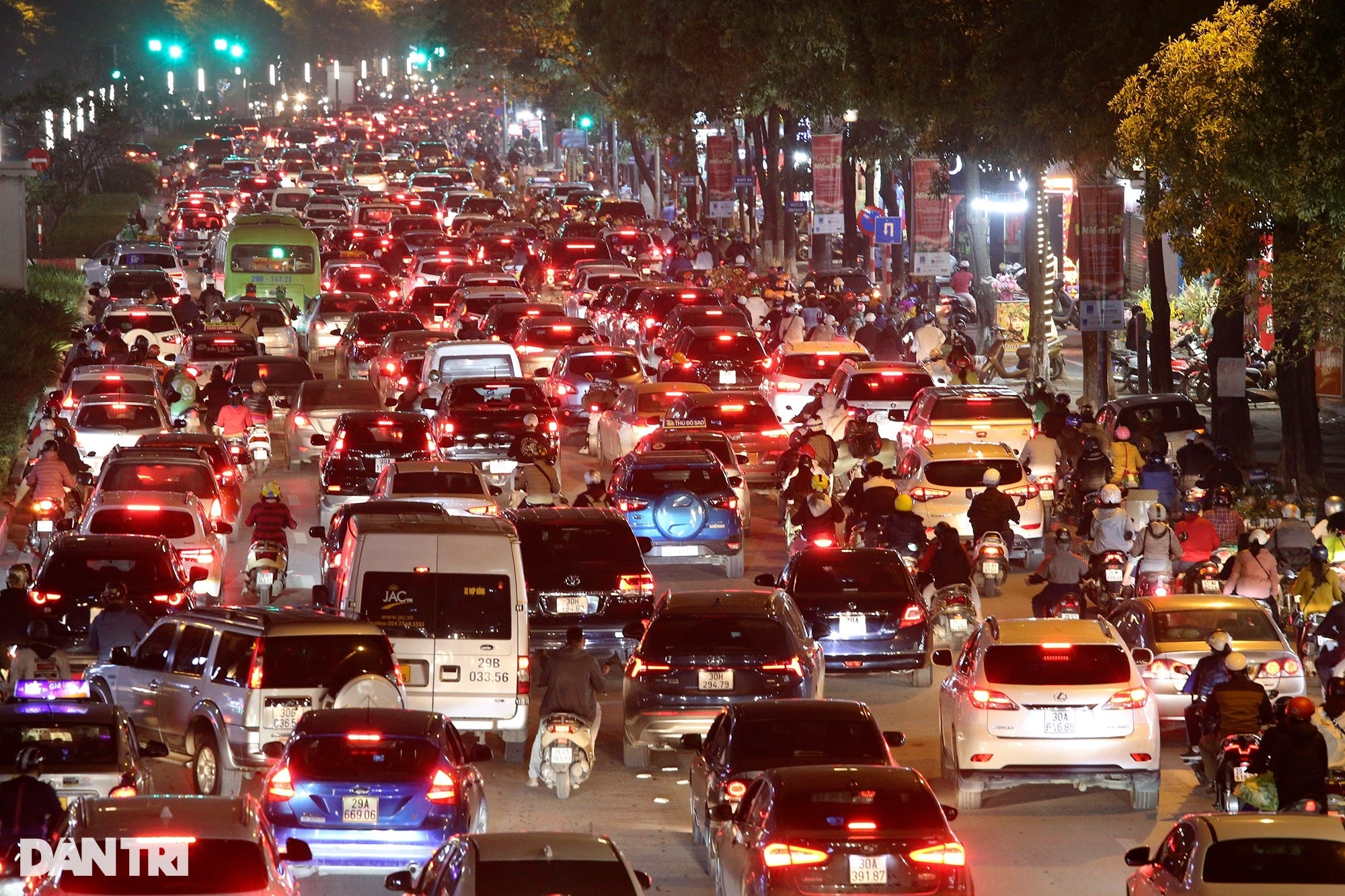 Đường Trần Duy Hưng lúc 18h30, giao thông ùn ứ nặng.
