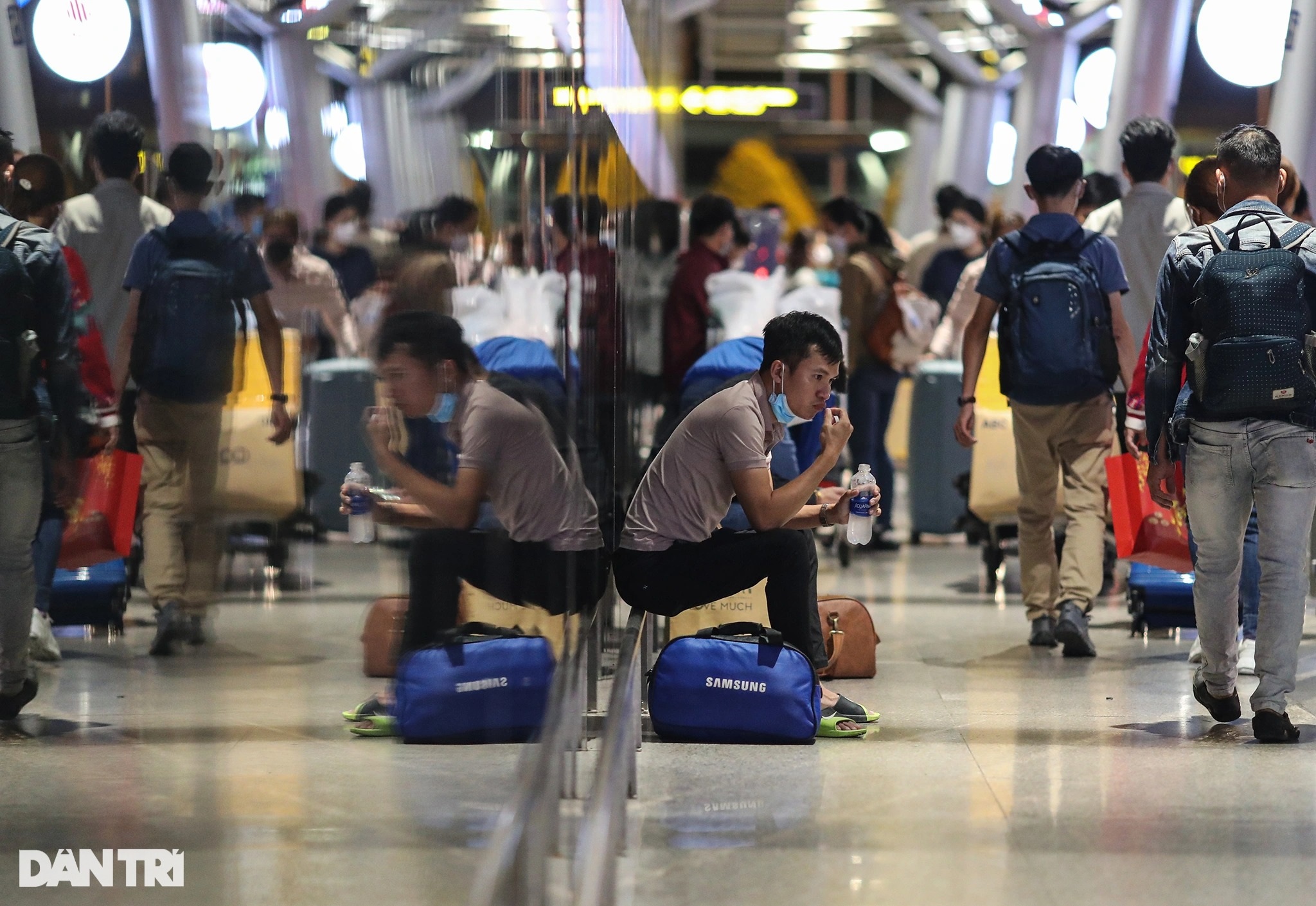 Guests struggled from night to morning at Tan Son Nhat airport waiting for a flight home - 4