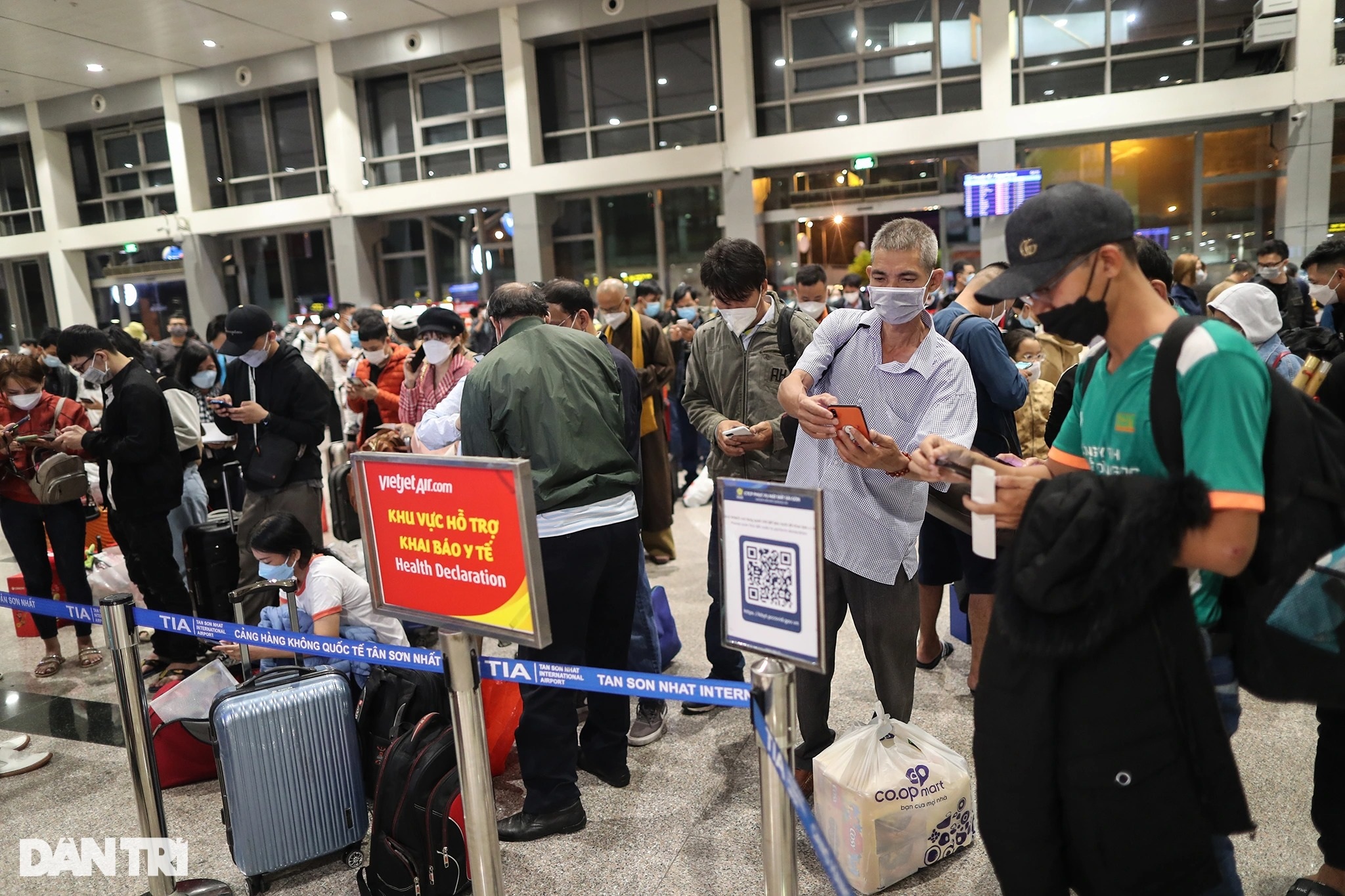 Guests struggled from night to morning at Tan Son Nhat airport waiting for a flight home - 6