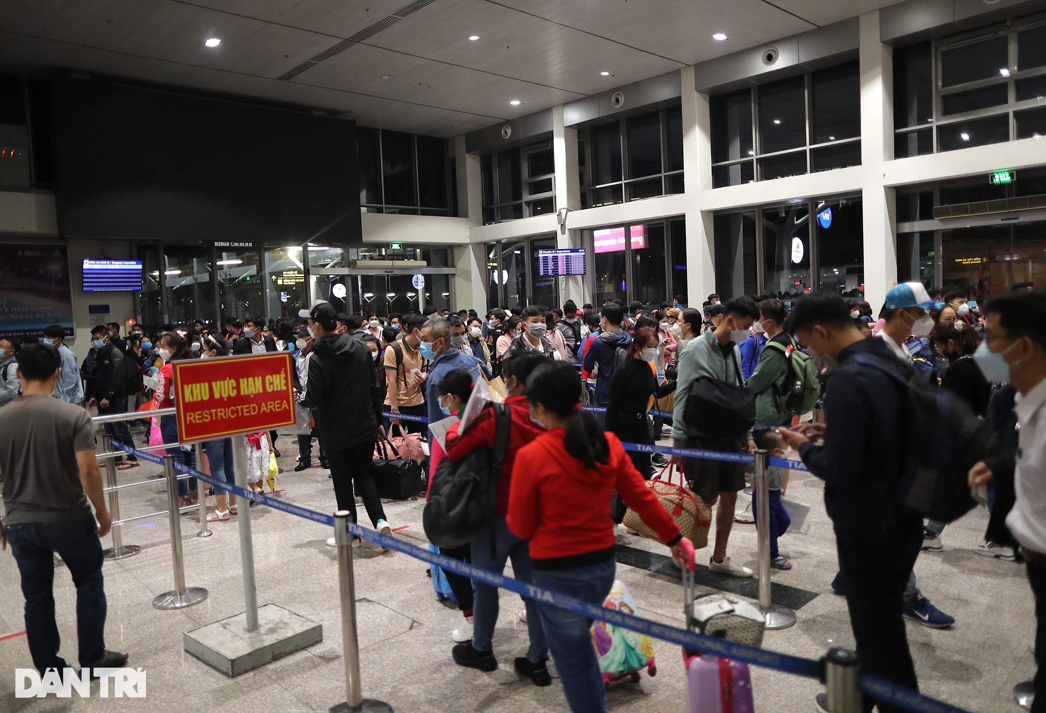 Guests struggled from night to morning at Tan Son Nhat airport waiting for a flight home - 3