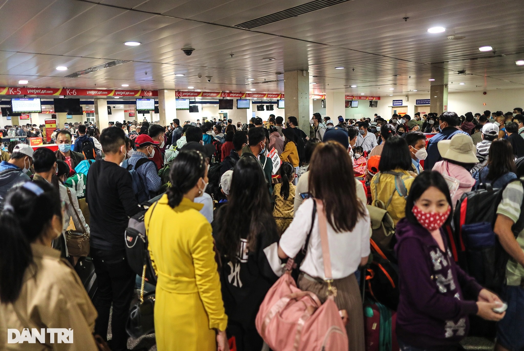 Guests struggled from night to morning at Tan Son Nhat airport waiting for a flight home - 12