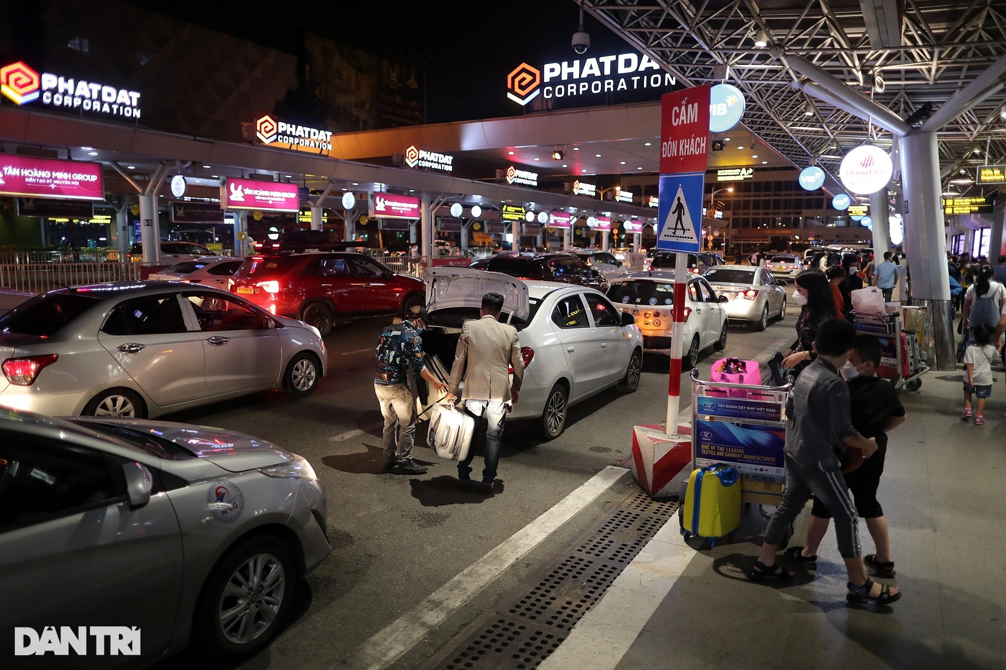 Guests struggled from night to morning at Tan Son Nhat airport waiting for a flight home - 2