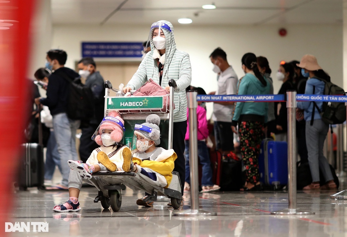 Guests struggled from night to morning at Tan Son Nhat airport waiting for a flight home - 7