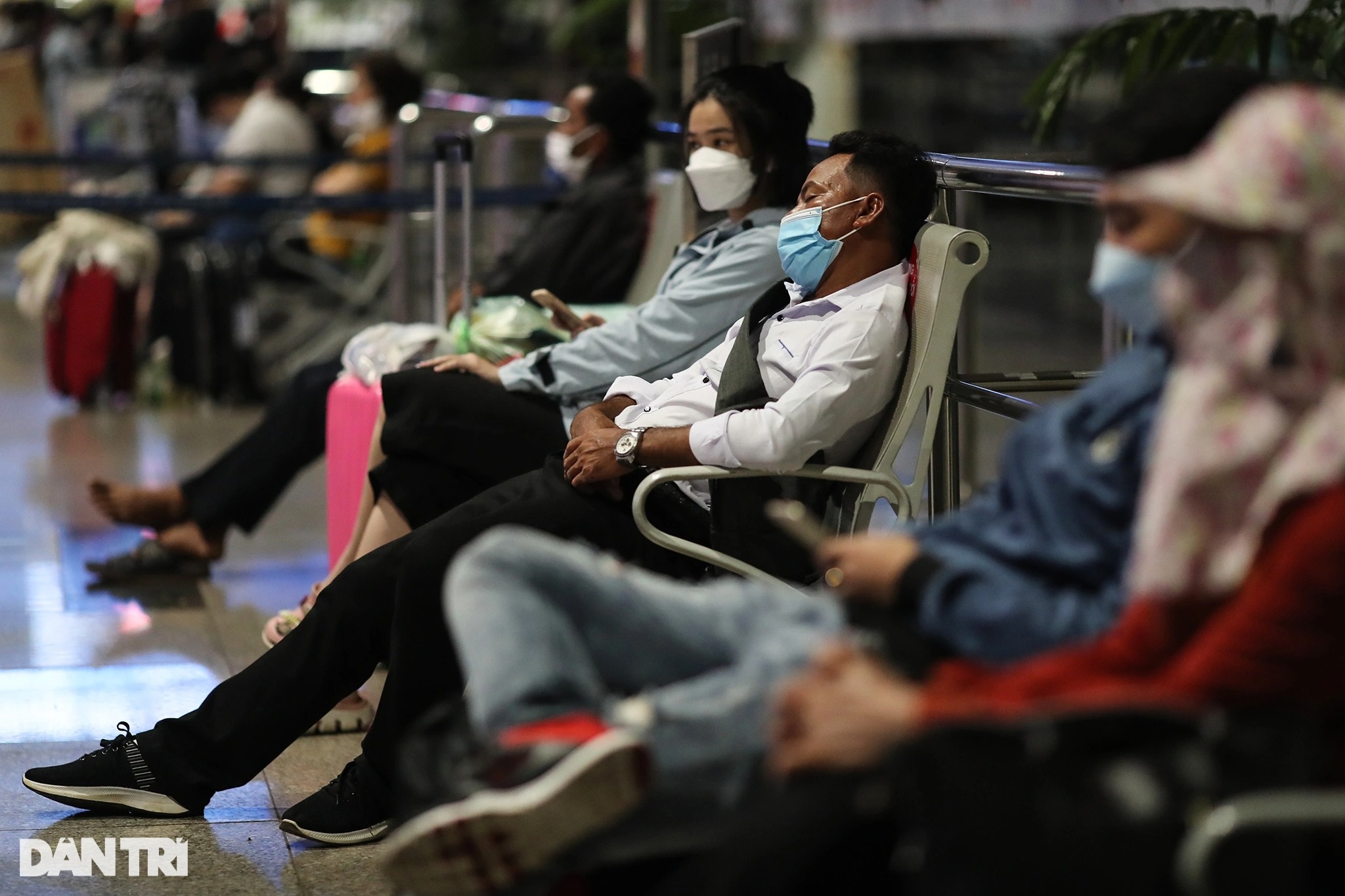 Guests struggled from night to morning at Tan Son Nhat airport waiting for a flight home - 9