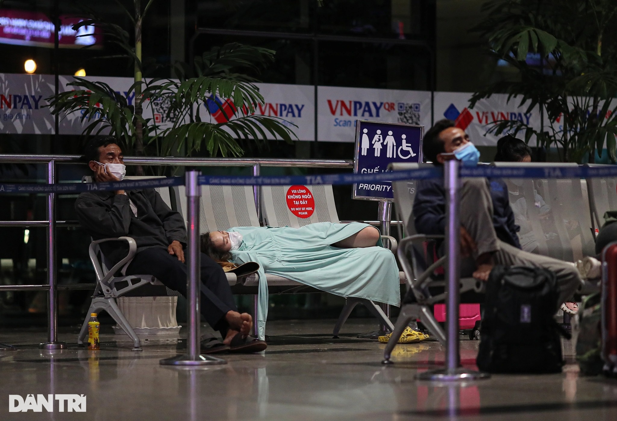 Guests struggled from night to morning at Tan Son Nhat airport waiting for a flight home - 10