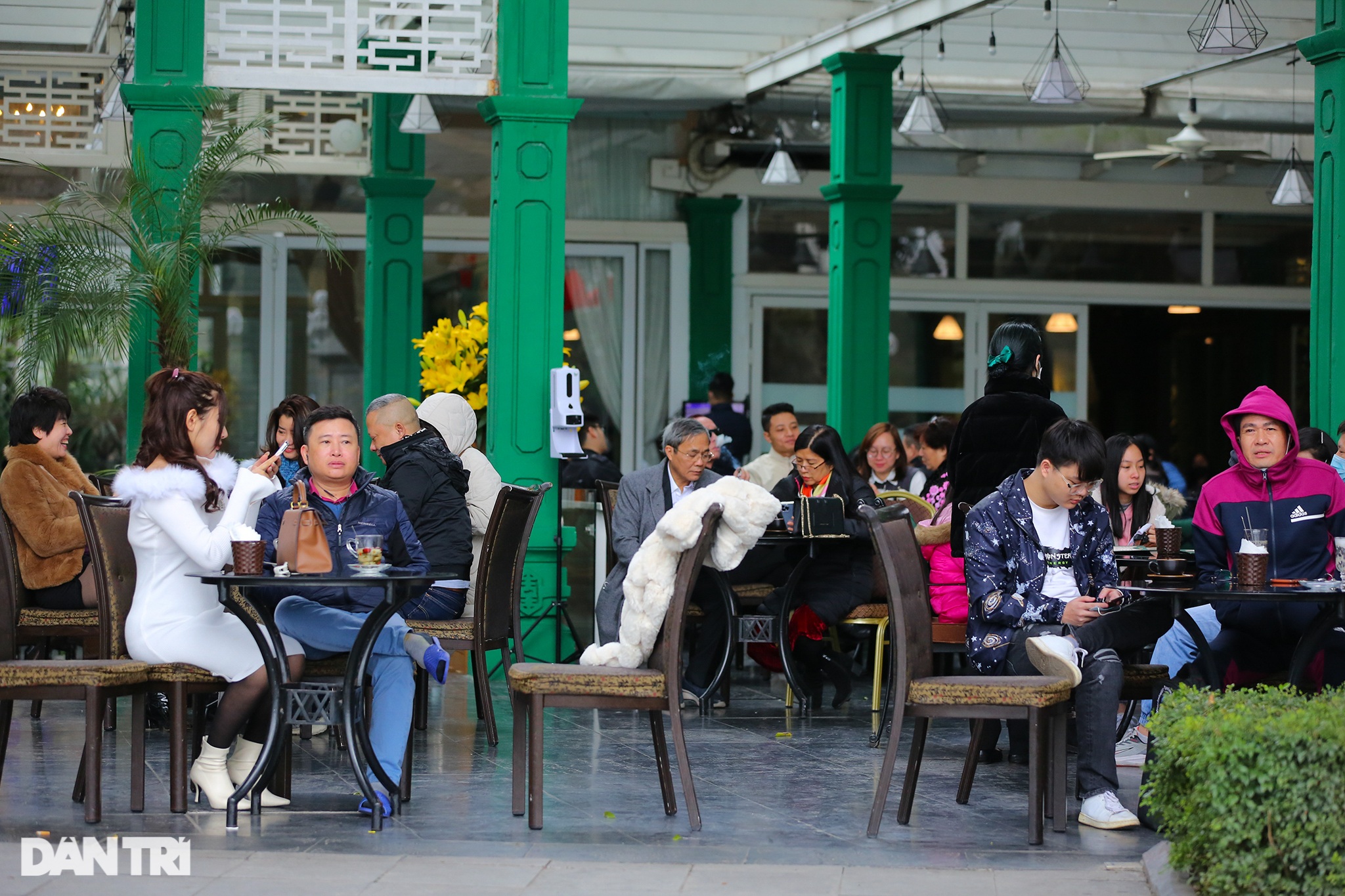 Người dân Hà Nội du xuân đông đúc, hàng quán khu trung tâm chật kín khách - 7