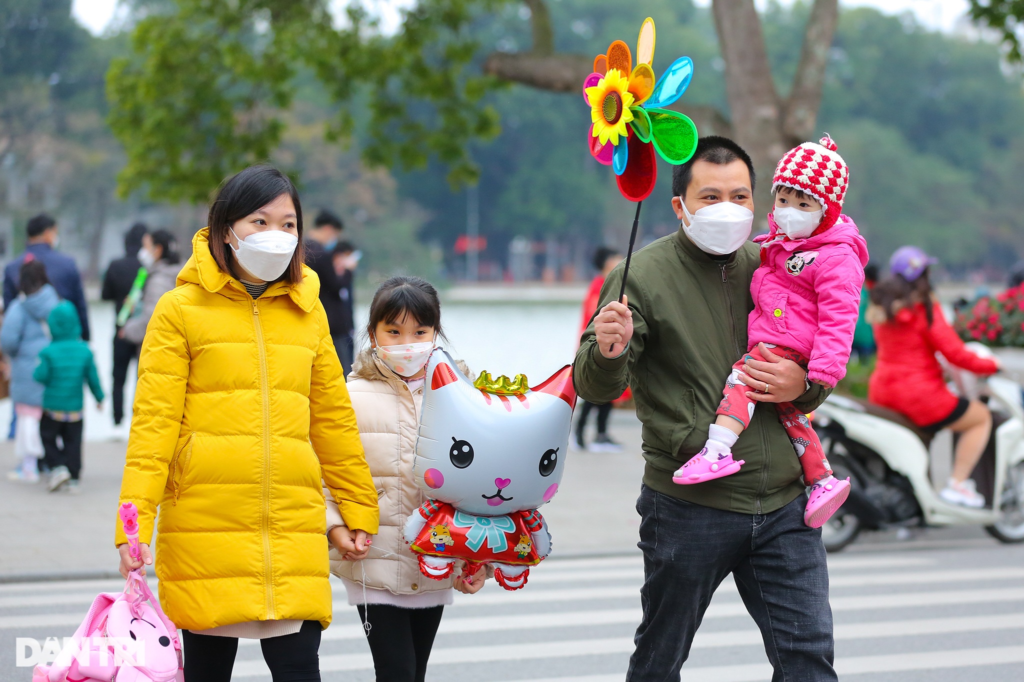 Người dân Hà Nội du xuân đông đúc, hàng quán khu trung tâm chật kín khách - 2