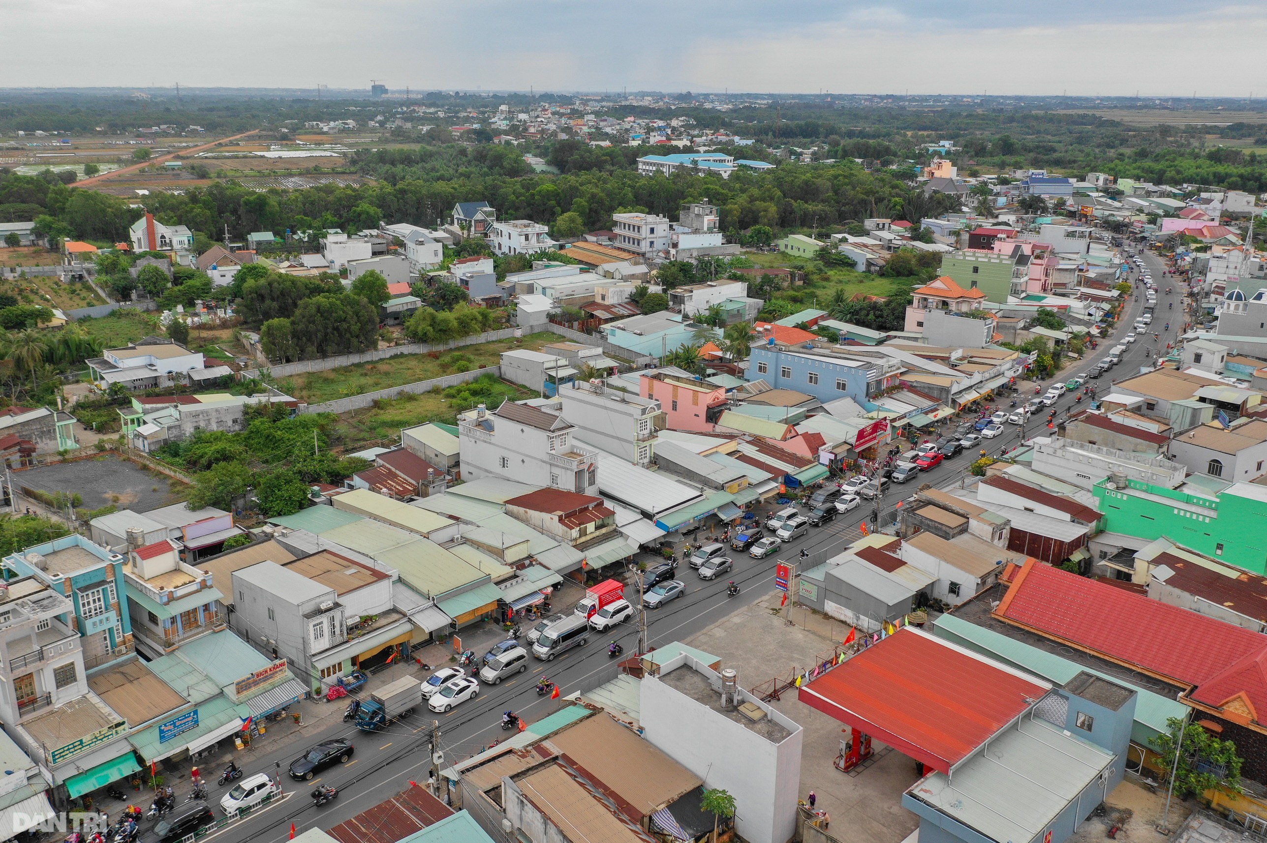 Trẻ em gục trong lòng bố mẹ vì kẹt xe kéo dài nhiều giờ ở phà Cát Lái - 7 Trẻ em gục trong lòng bố mẹ vì kẹt xe kéo dài nhiều giờ ở phà Cát Lái - 7