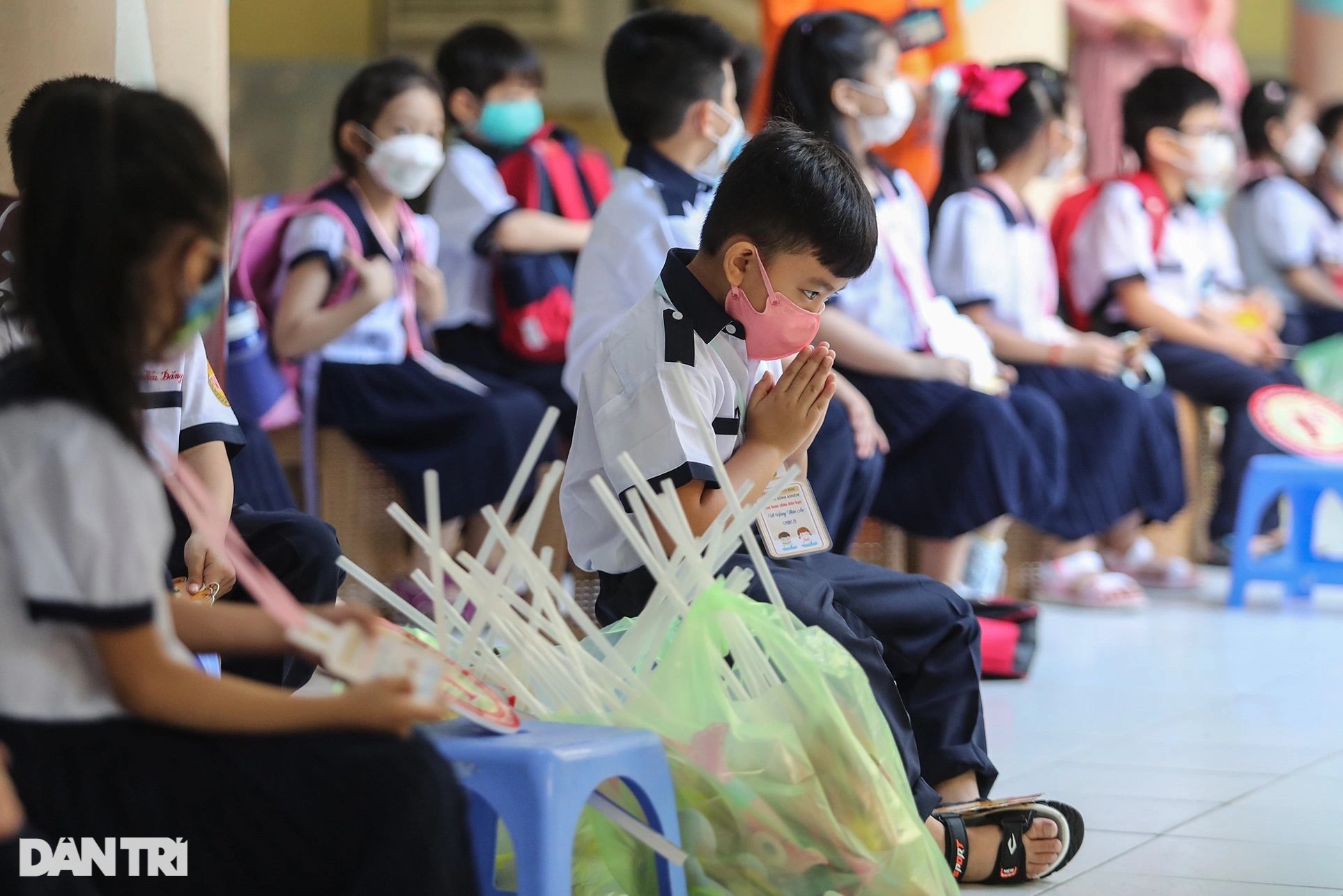 Học sinh ở TPHCM bật khóc trong ngày đầu tới trường sau 9 tháng học online - 13