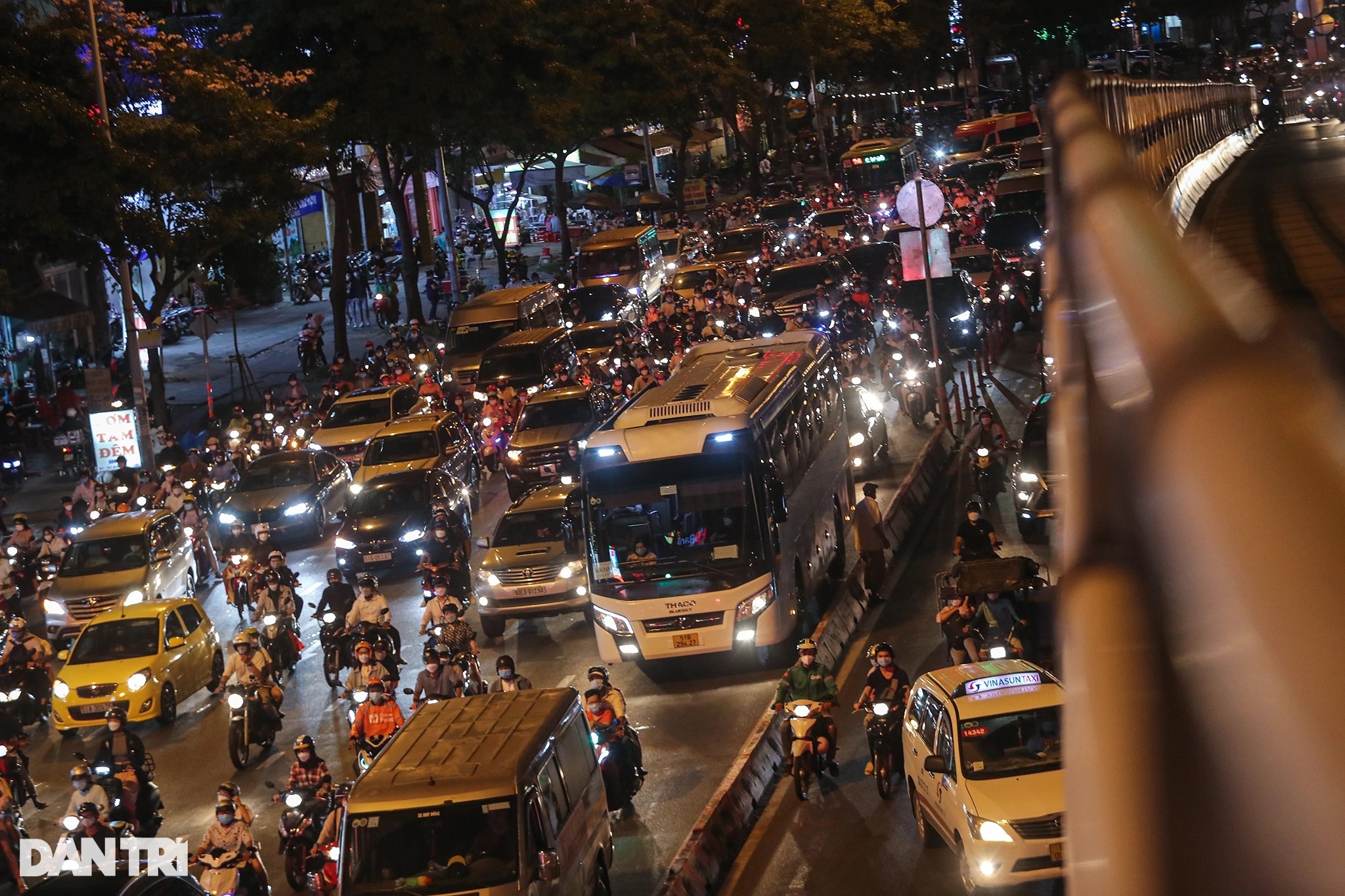 Đường phố TPHCM ùn tắc trong ngày đầu hơn 1,7 triệu học sinh trở lại trường - 7 Đường phố TPHCM ùn tắc trong ngày đầu hơn 1,7 triệu học sinh trở lại trường - 7