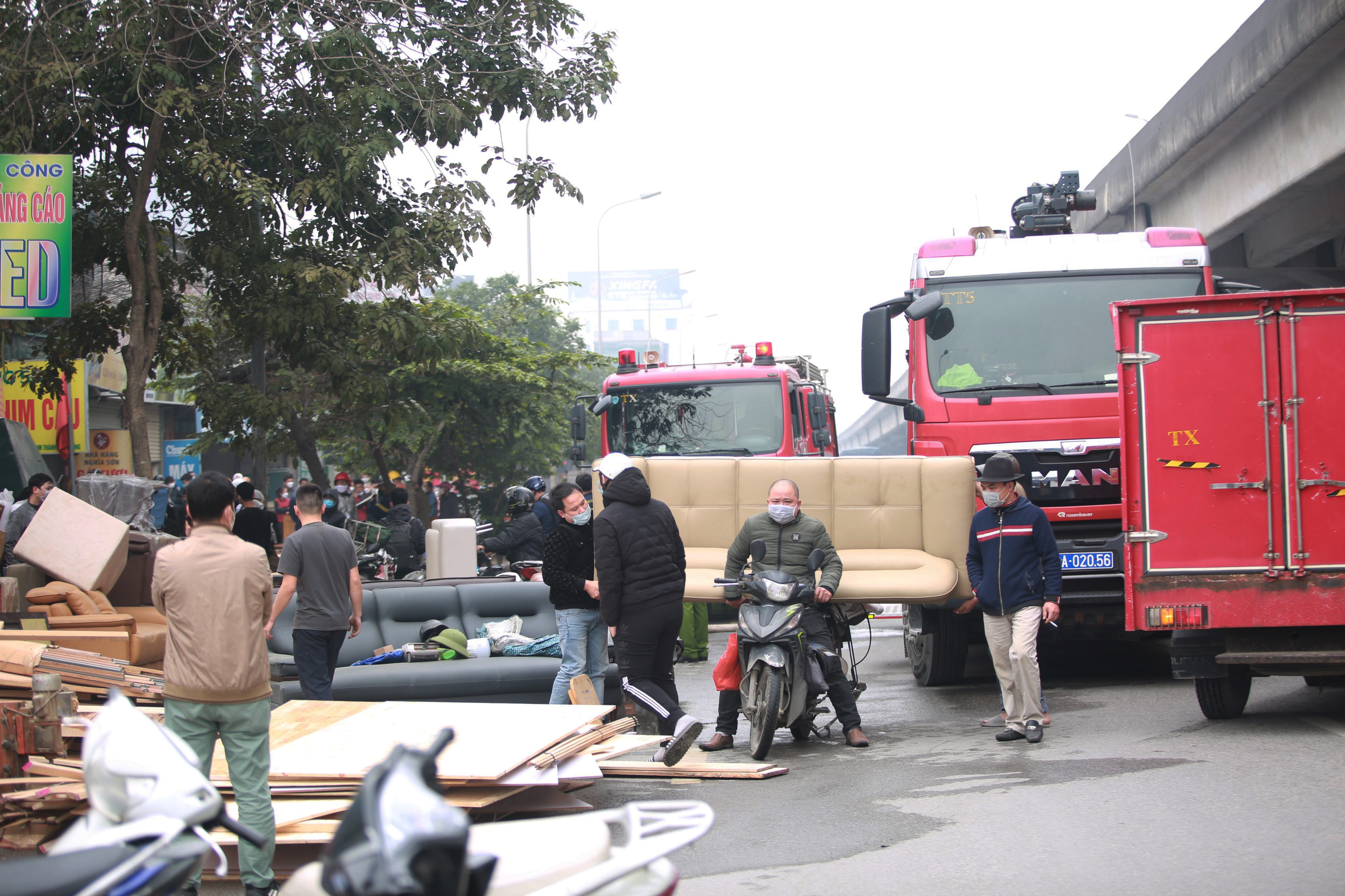 Hà Nội: Cháy lớn thiêu rụi 4 ngôi nhà, nhiều người hoảng loạn tháo chạy - 4