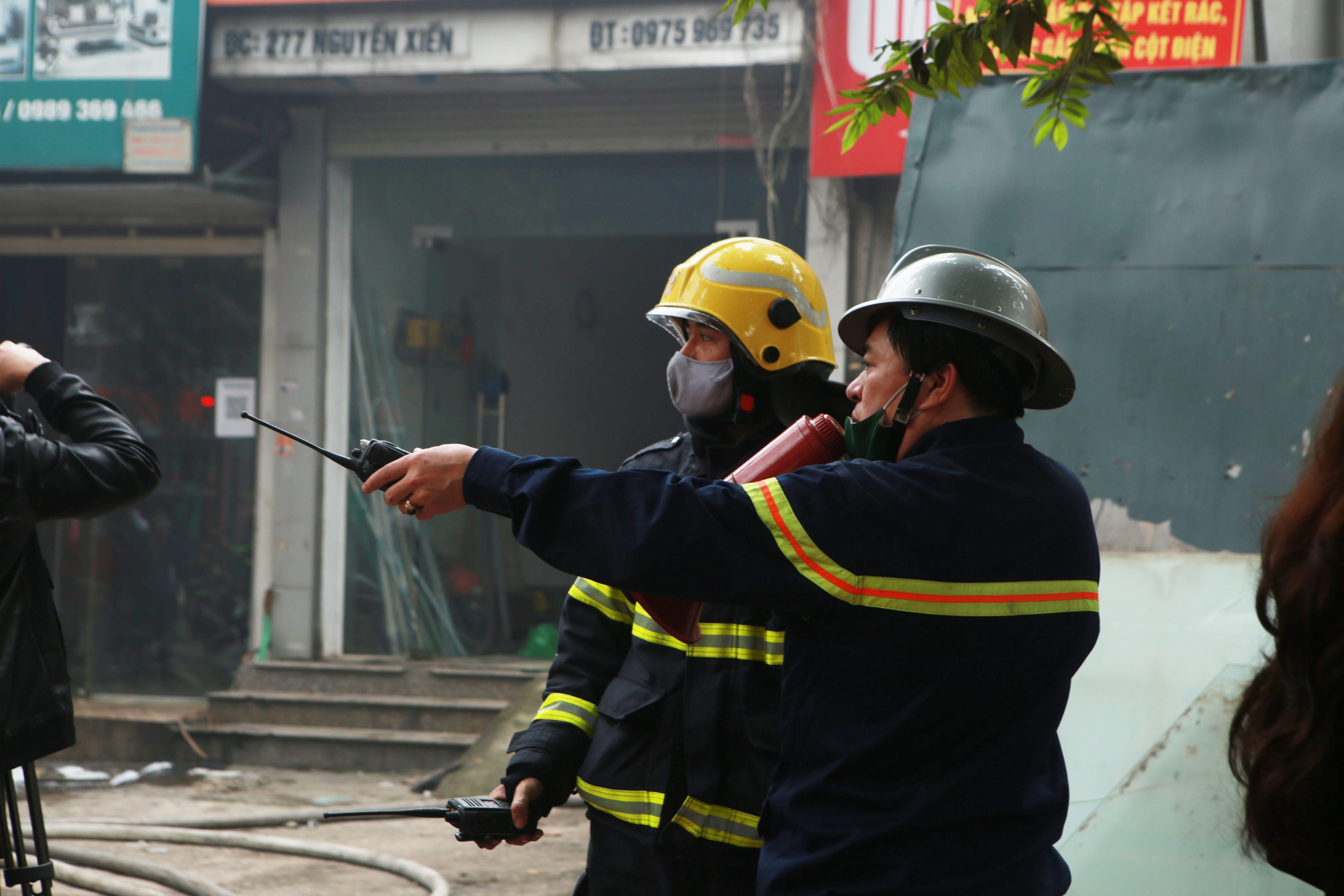 Hà Nội: Cháy lớn thiêu rụi 4 ngôi nhà, nhiều người hoảng loạn tháo chạy - 6