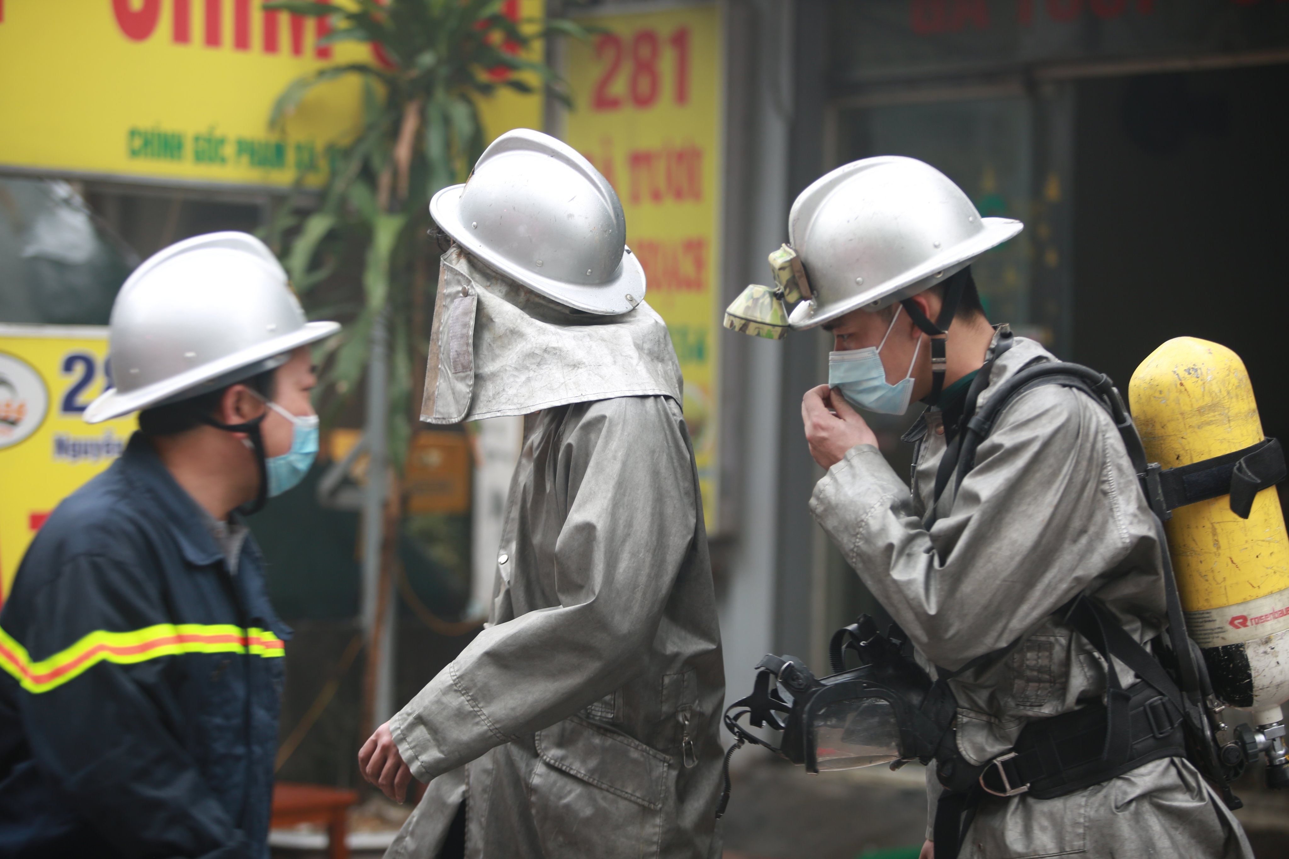 Hà Nội: Cháy lớn thiêu rụi 4 ngôi nhà, nhiều người hoảng loạn tháo chạy - 7