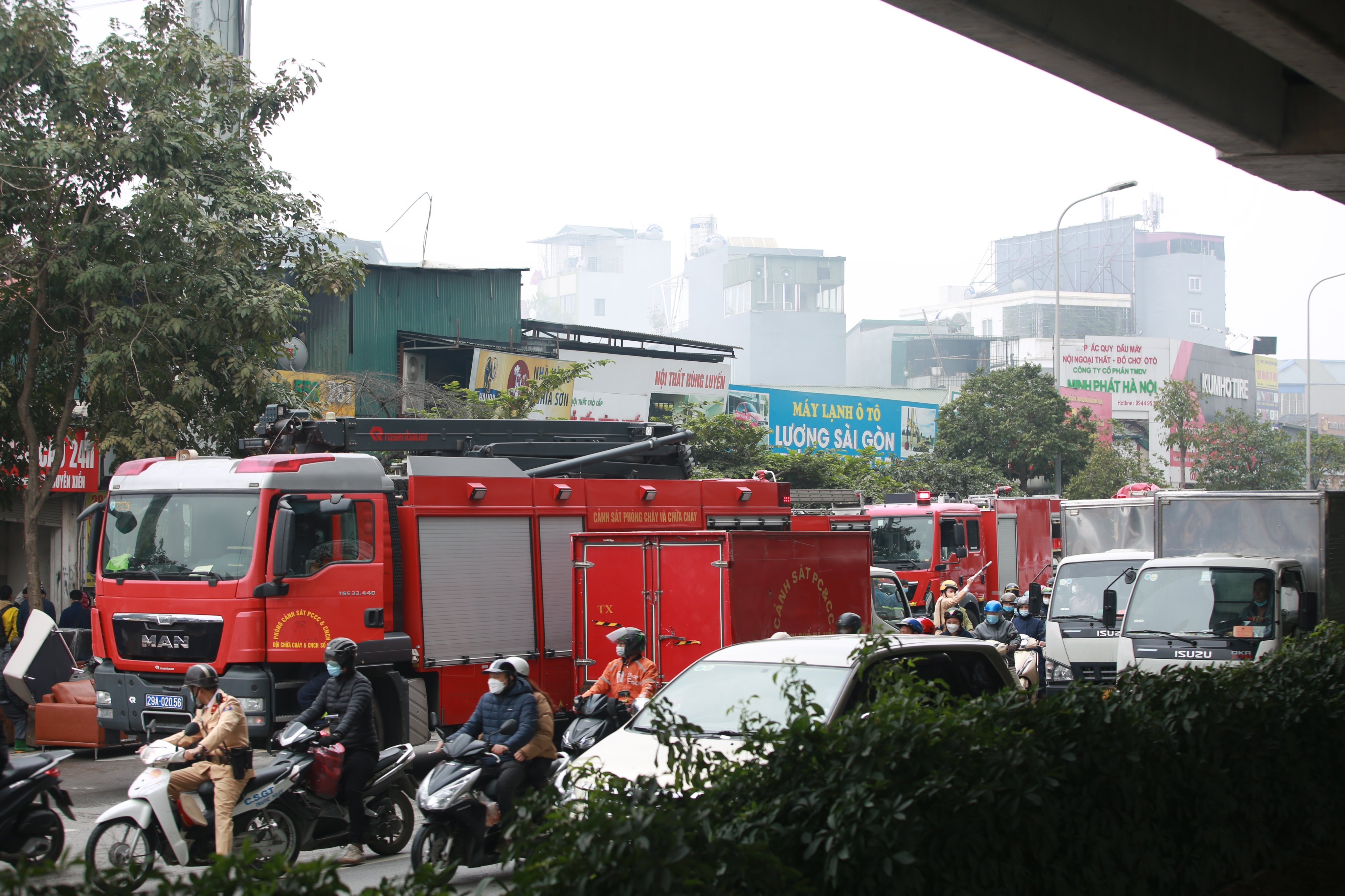 Hà Nội: Cháy lớn thiêu rụi 4 ngôi nhà, nhiều người hoảng loạn tháo chạy - 5