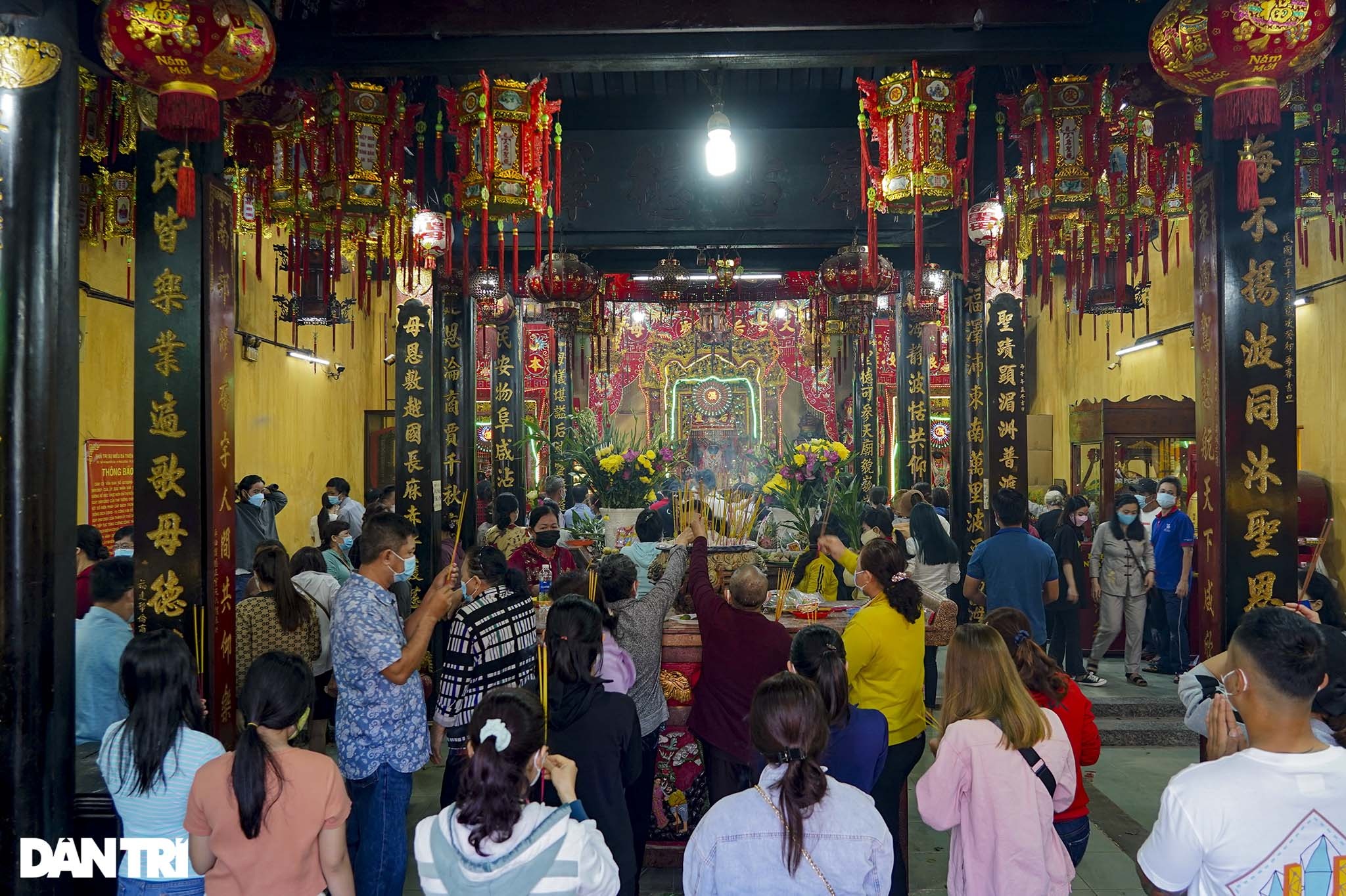 Đông đảo du khách lễ chùa Bà Thiên Hậu ở Bình Dương dịp rằm tháng Giêng - 3