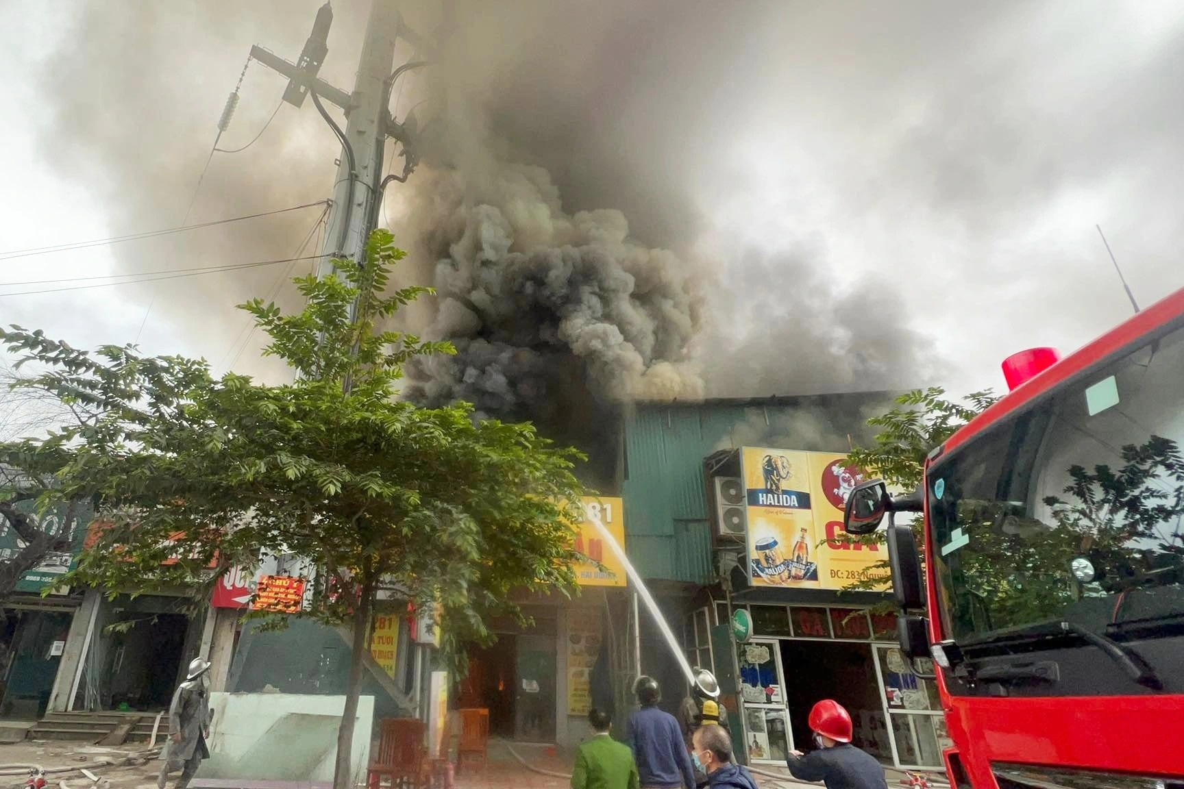 Hà Nội: Cháy lớn thiêu rụi 4 ngôi nhà, nhiều người hoảng loạn tháo chạy - 2