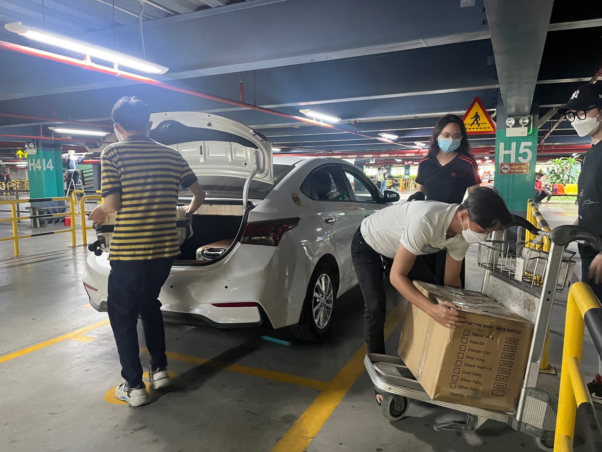 Sân bay Tân Sơn Nhất cho phép đón taxi công nghệ ngay tầng trệt - 1