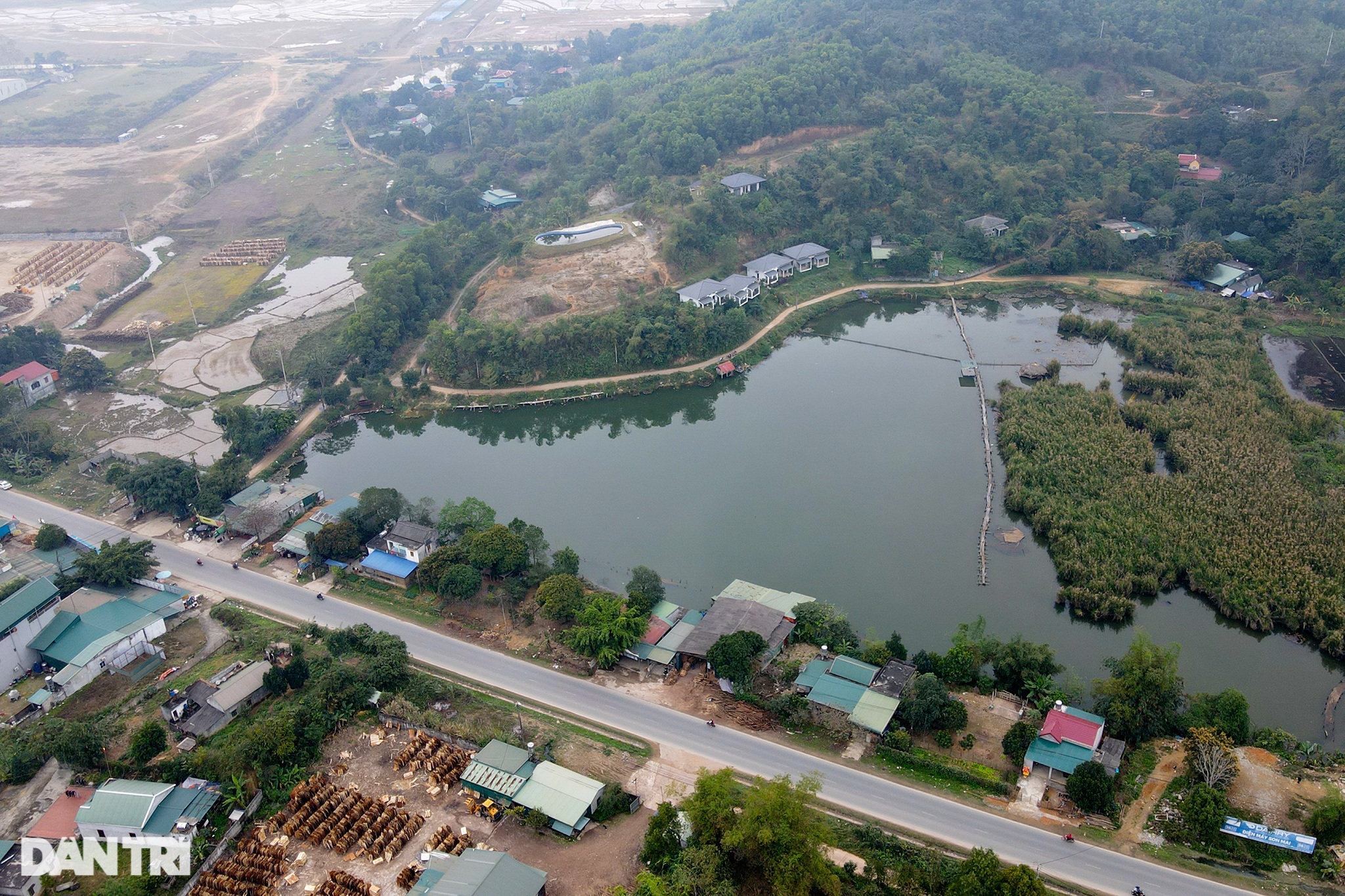 Cũng nằm trên xã Mông Hóa, TP Hòa Bình, 