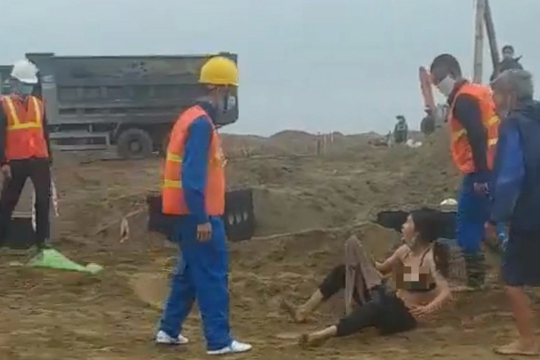 Xôn xao clip nhóm phụ nữ mặc áo ngực la hét tại công trường xây dựng - 1
