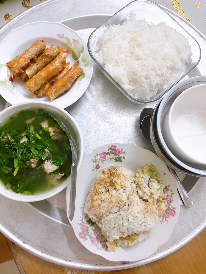 Bi hài chuyện cả nhà F0 cơm bưng nước rót chăm sóc F1 - 1