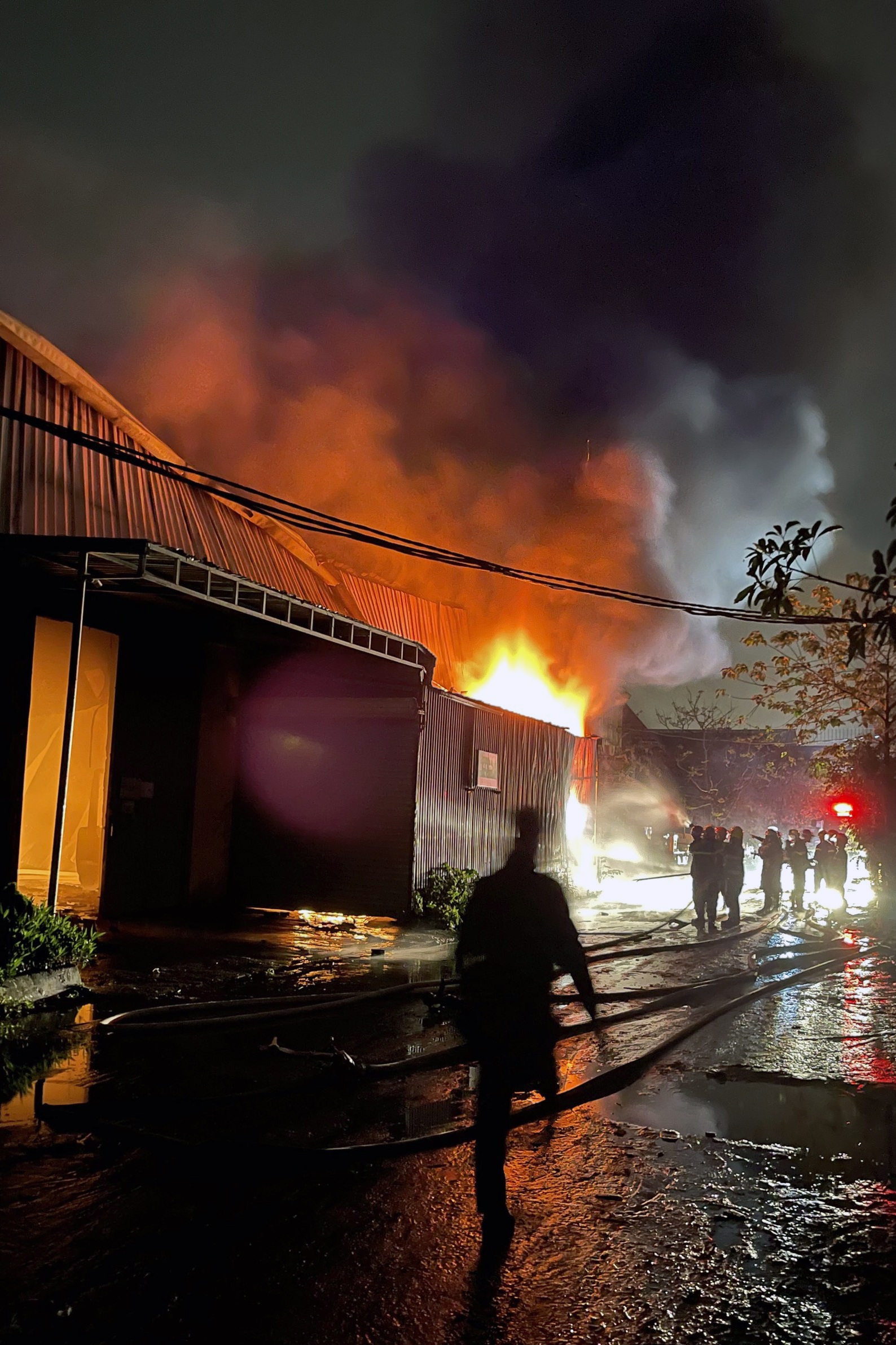 Lửa cháy rừng rực tại kho hàng đã bị đình chỉ hoạt động ở Hà Nội - 2
