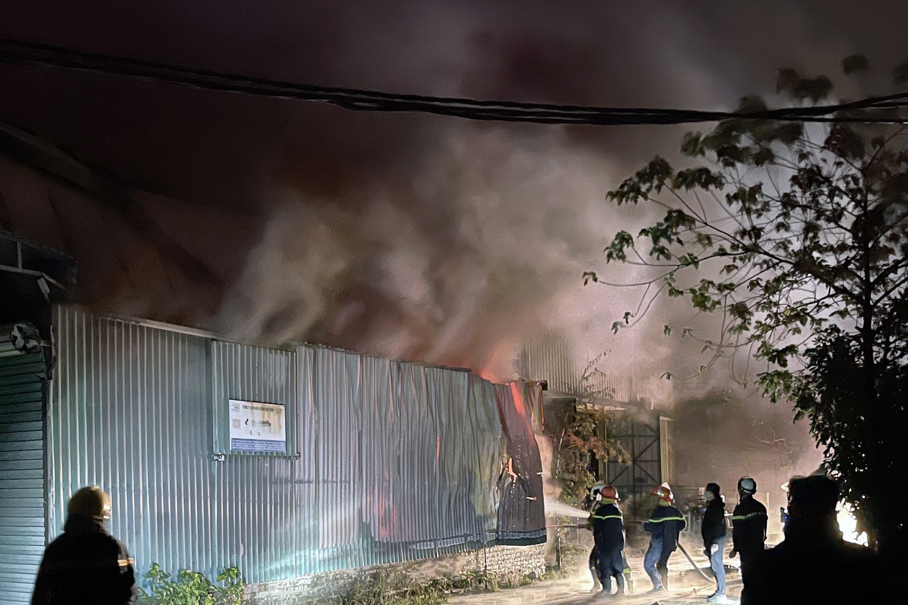 Lửa cháy rừng rực tại kho hàng đã bị đình chỉ hoạt động ở Hà Nội - 3
