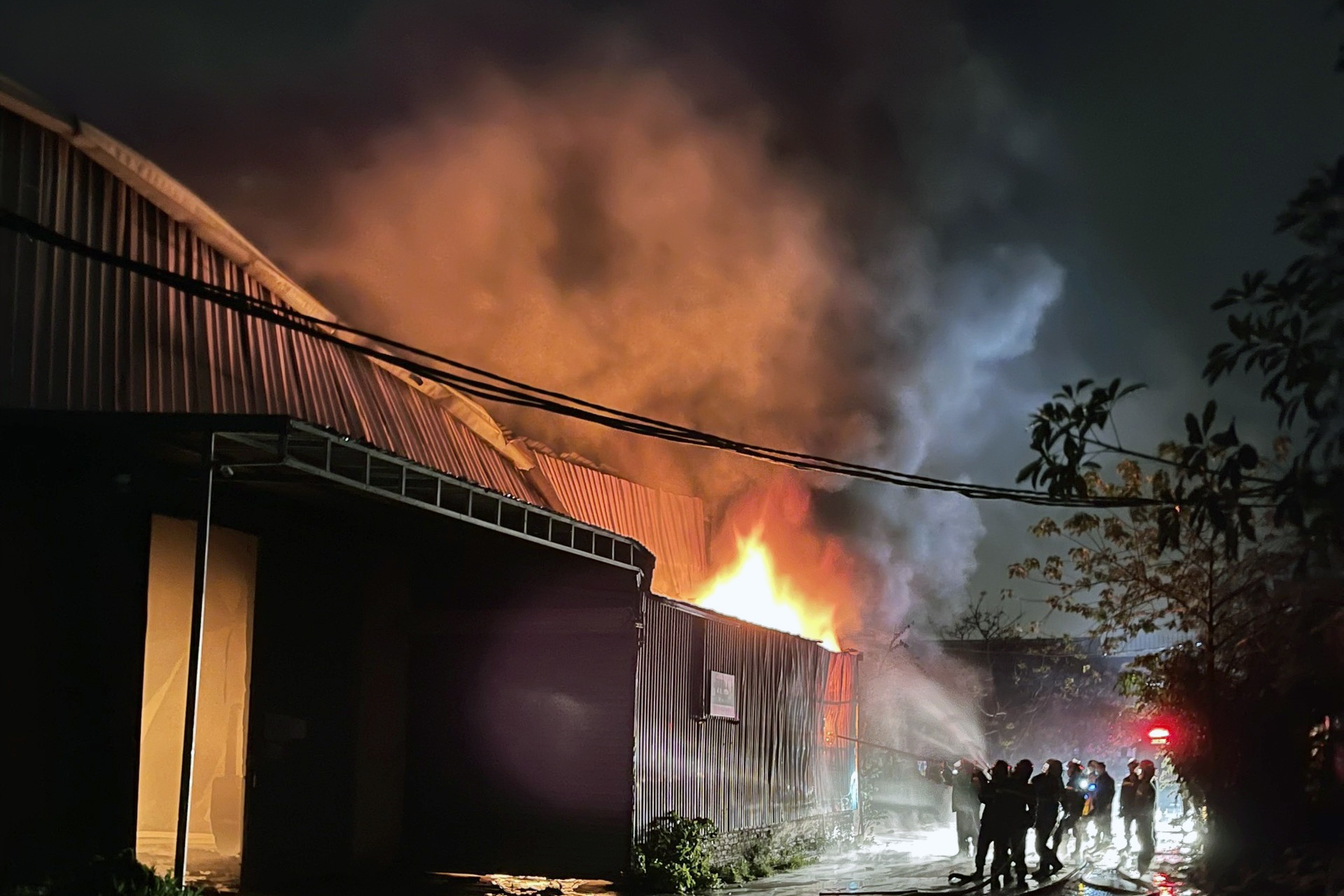 Lửa cháy rừng rực tại kho hàng đã bị đình chỉ hoạt động ở Hà Nội - 4