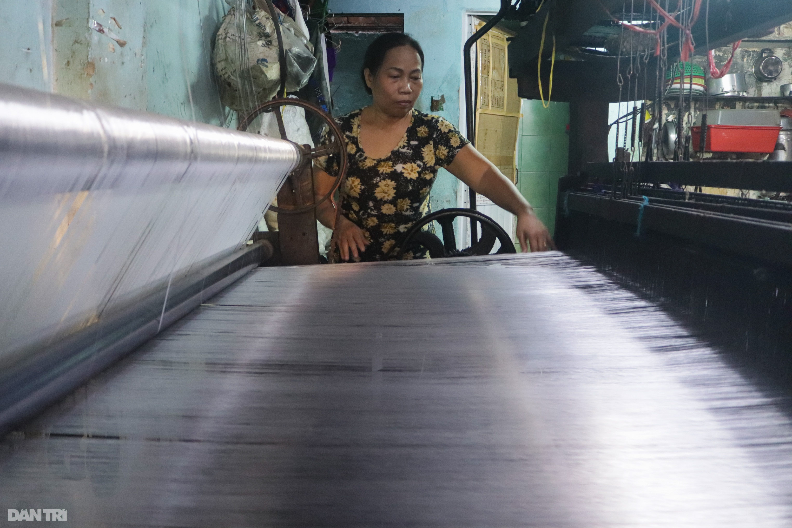 Người giữ nghề dệt truyền thống qua 6 đời, làm cả ngày lãi không đủ bát phở - 11 Người giữ nghề dệt truyền thống qua 6 đời, làm cả ngày lãi không đủ bát phở - 11