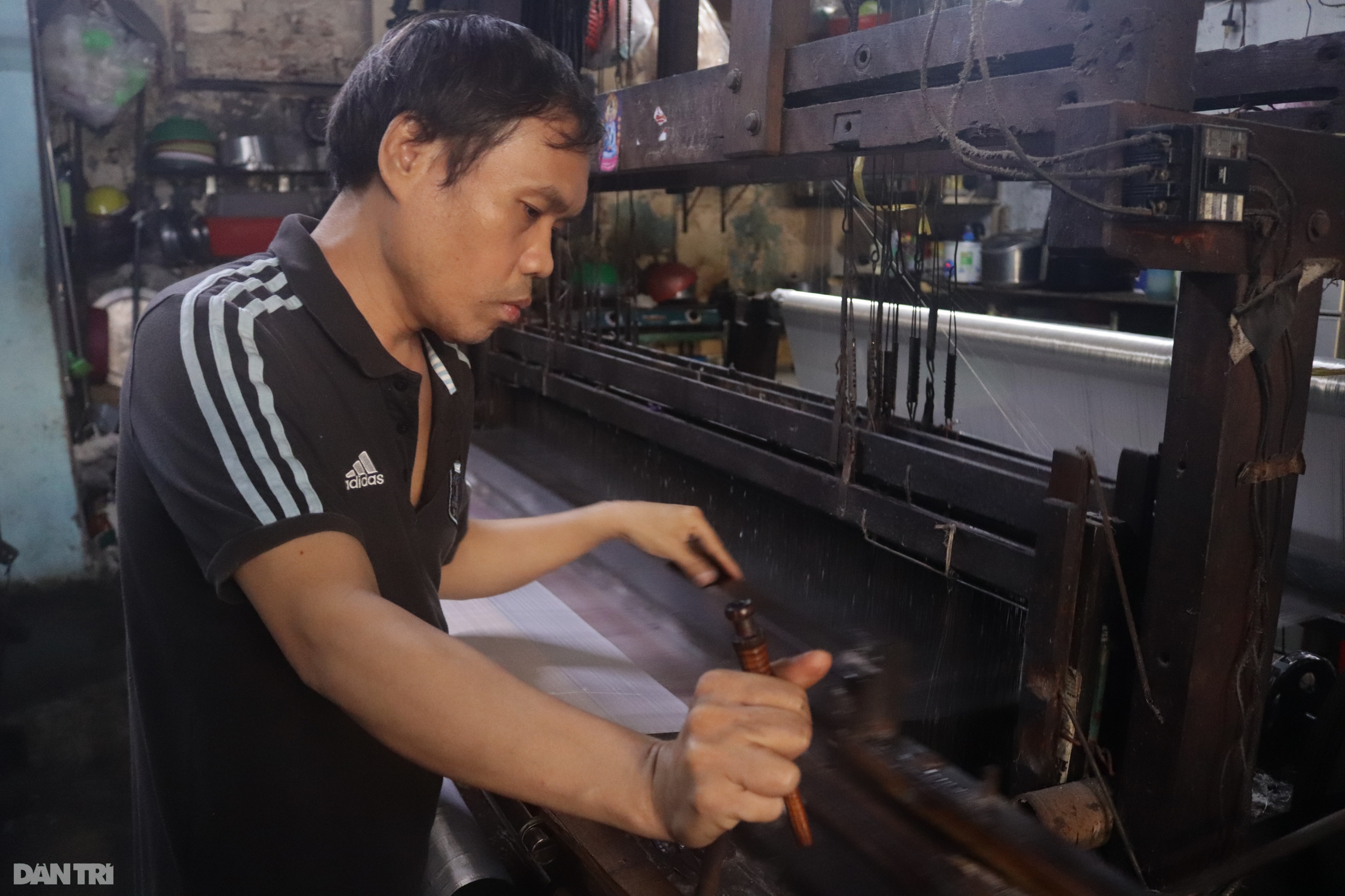 Người giữ nghề dệt truyền thống qua 6 đời, làm cả ngày lãi không đủ bát phở - 1 Người giữ nghề dệt truyền thống qua 6 đời, làm cả ngày lãi không đủ bát phở - 1