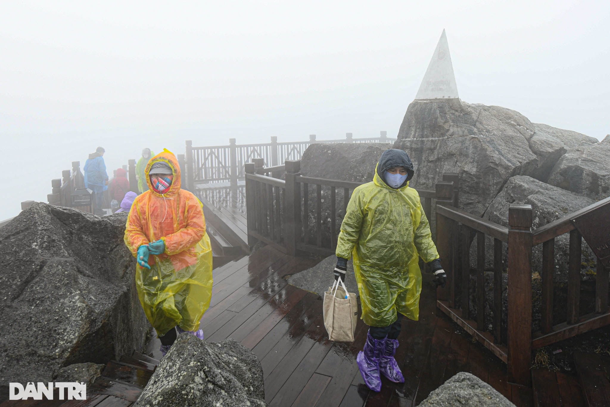 Du khách vẫn đổ lên đỉnh Fansipan dù mưa rét 0 độ C và không có băng tuyết - 11