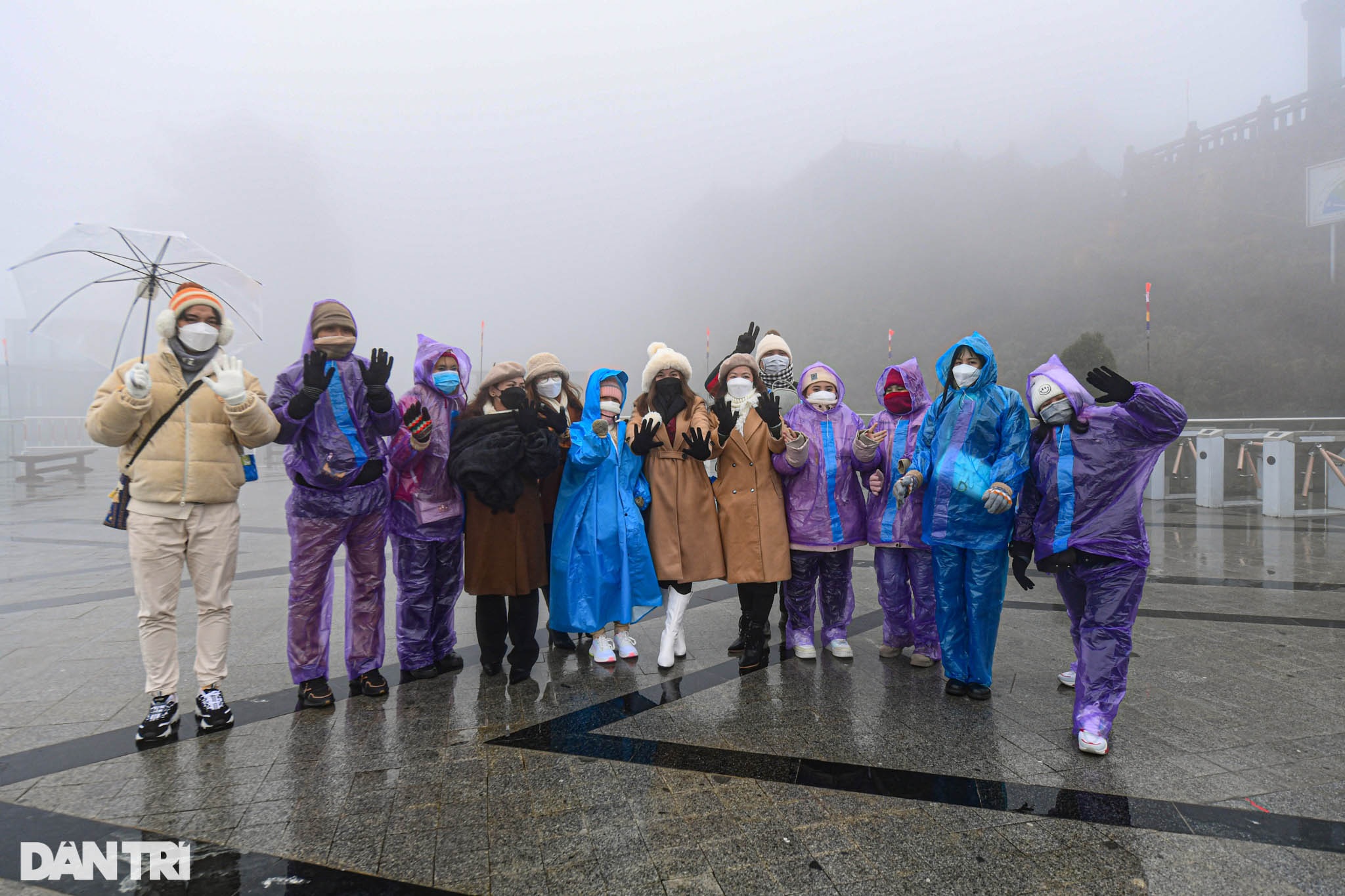 Du khách vẫn đổ lên đỉnh Fansipan dù mưa rét 0 độ C và không có băng tuyết - 14