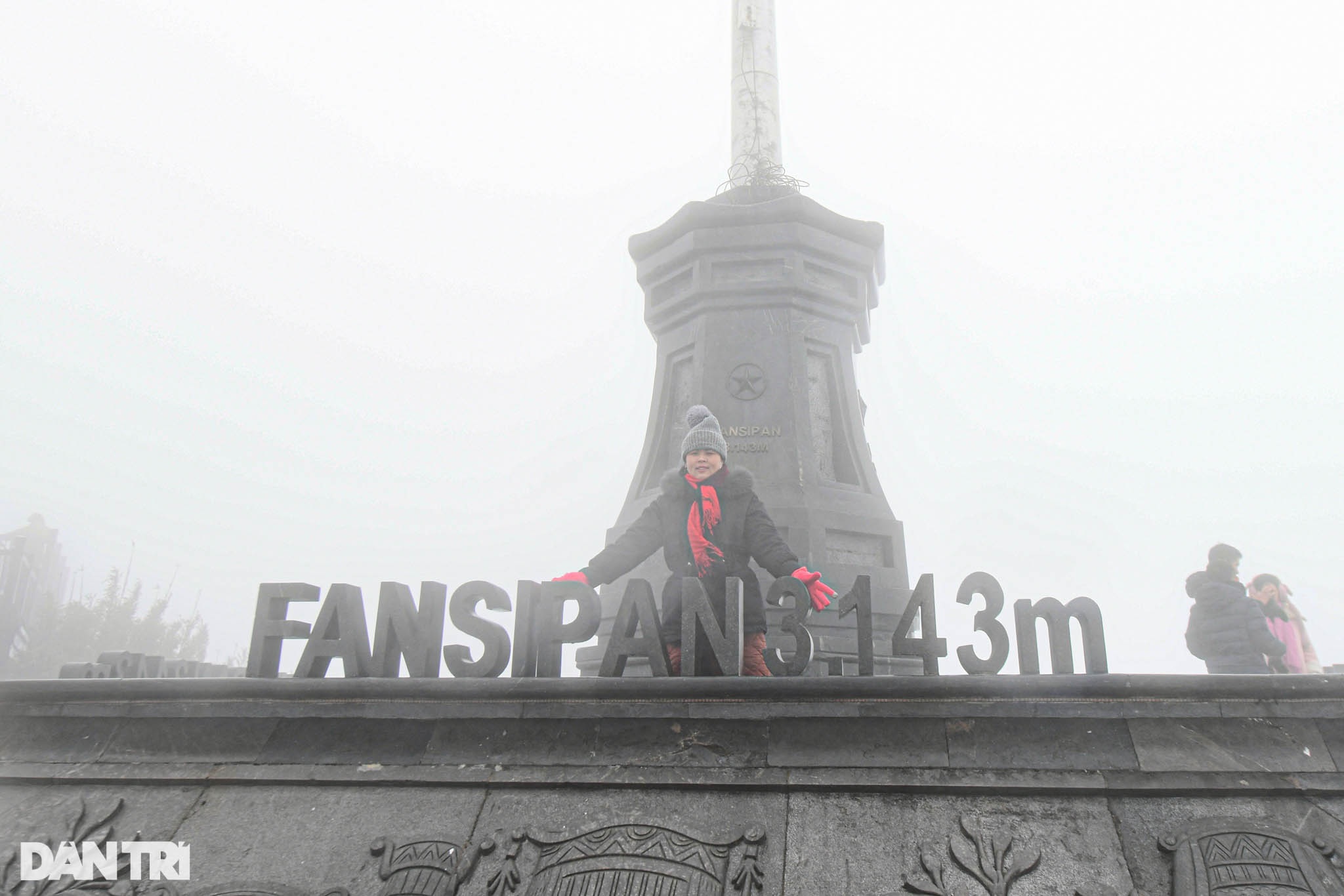 Du khách vẫn đổ lên đỉnh Fansipan dù mưa rét 0 độ C và không có băng tuyết - 12