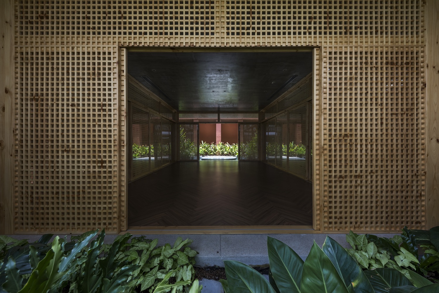 View - Ngôi nhà lấy ý tưởng từ đình làng, đỏ nổi bật giữa vườn cây ở TPHCM | Báo Dân trí