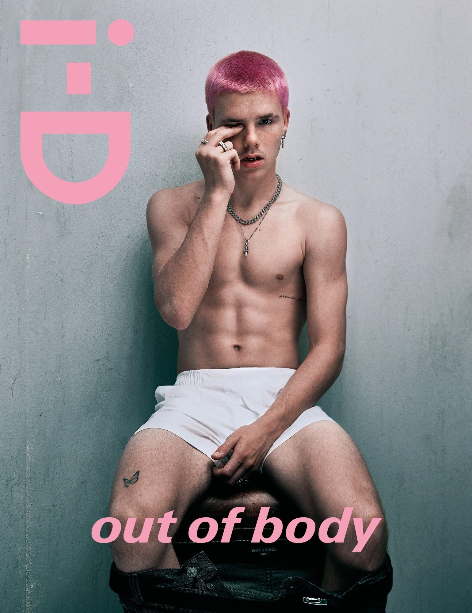 Quý tử 17 tuổi của David Beckham khoe cơ bắp trên bìa tạp chí - 1