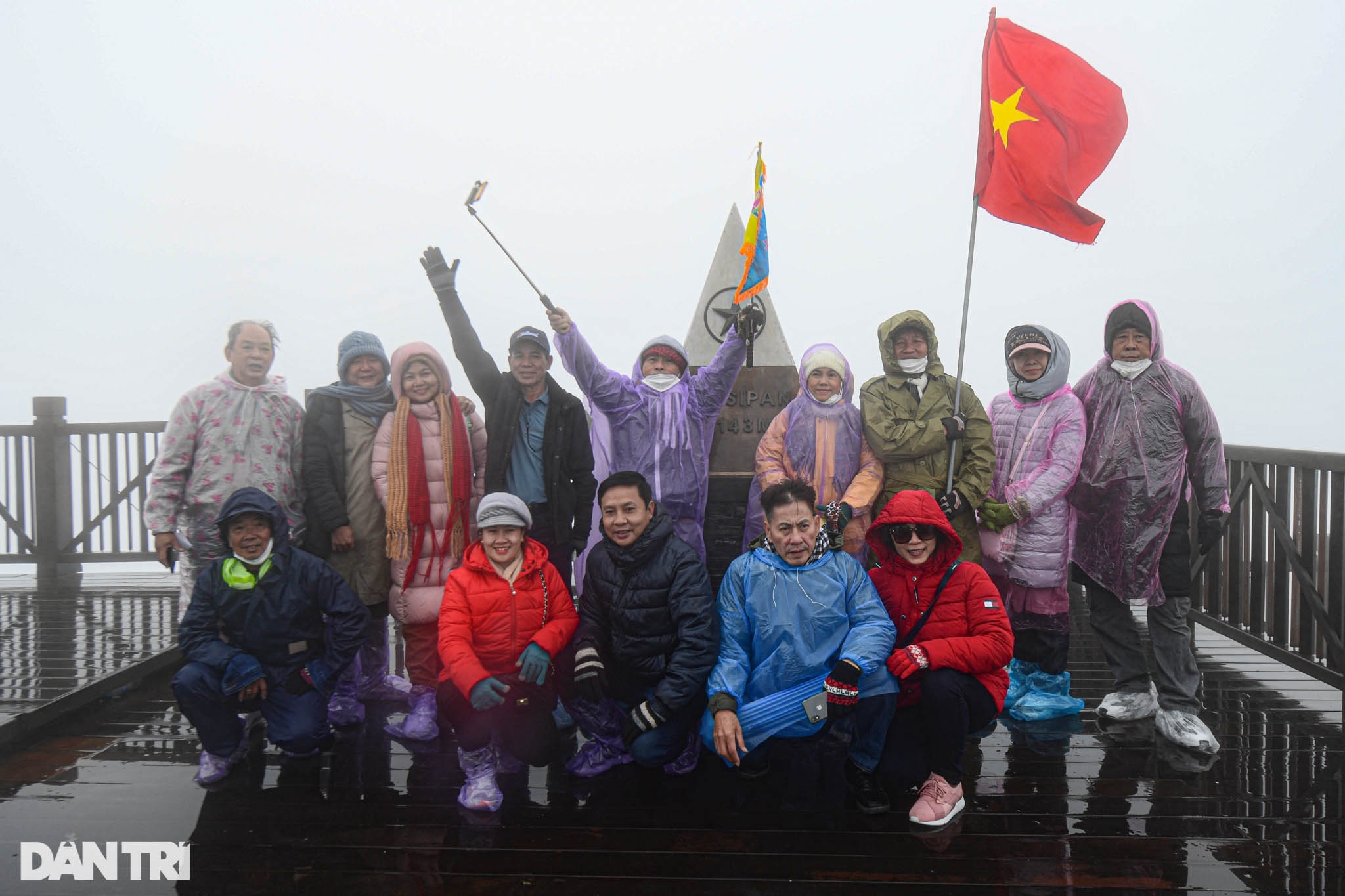 Du khách vẫn đổ lên đỉnh Fansipan dù mưa rét 0 độ C và không có băng tuyết - 8