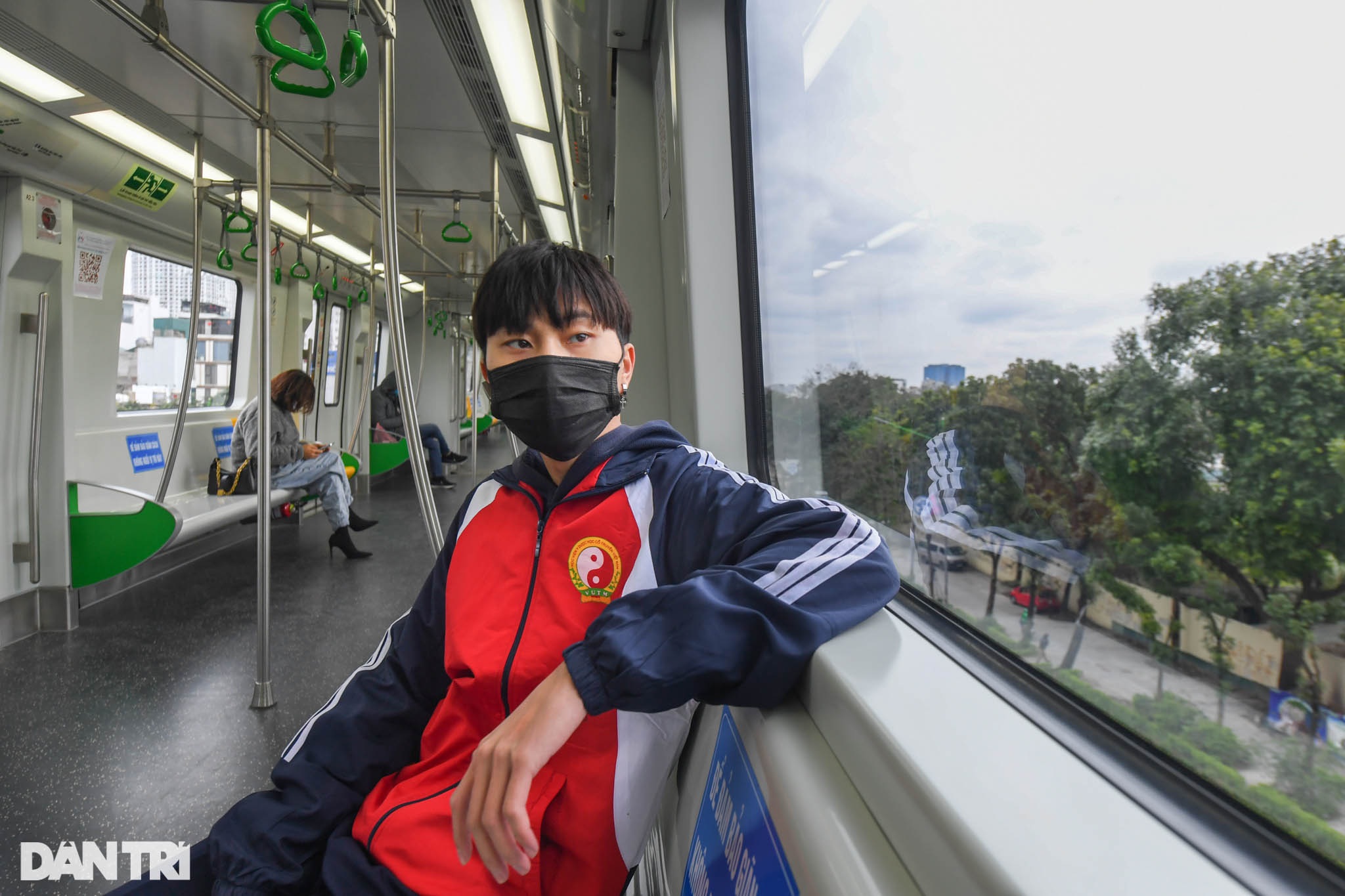 Nhiều sinh viên ở Hà Nội đi học bằng tàu Cát Linh - Hà Đông để tránh rét - 13