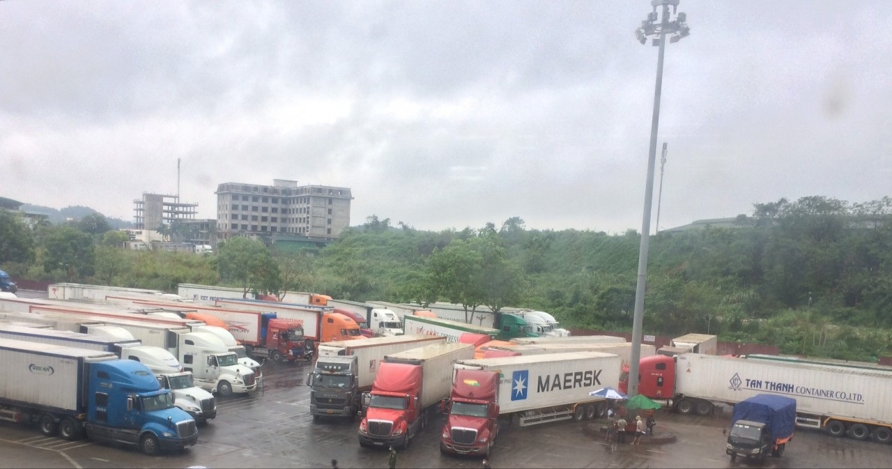 Hơn 2.000 xe tải hàng xuất khẩu nằm chờ ở cửa khẩu Lào Cai - 1