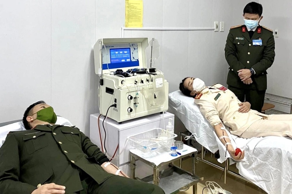 Hai chiến sĩ công an kịp thời hiến máu cứu cháu bé qua cơn nguy kịch - 1