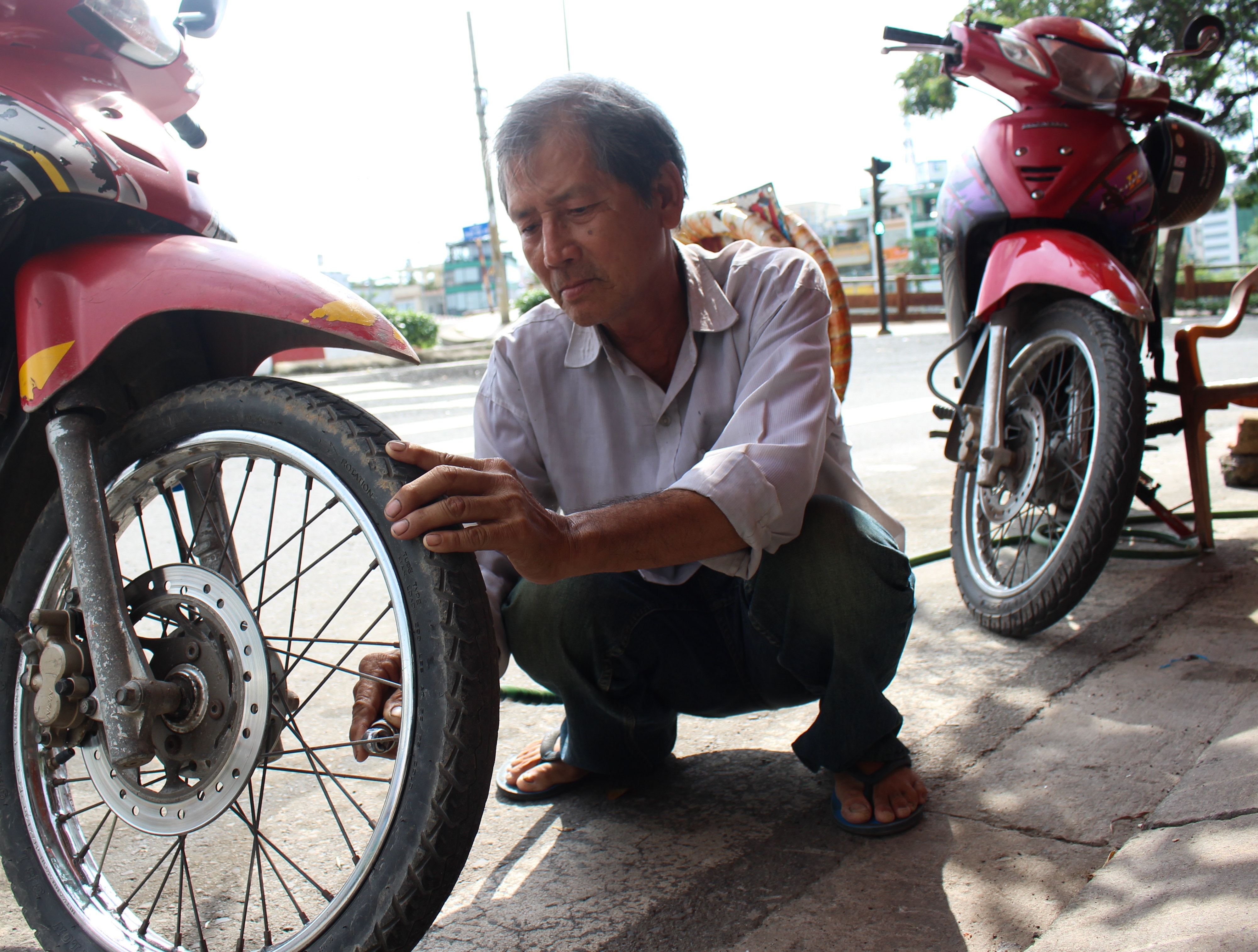 Cuộc sống không âm thanh của cặp vợ chồng tốt bụng giữa Sài Gòn - 1 Cuộc sống không âm thanh của cặp vợ chồng tốt bụng giữa Sài Gòn - 1