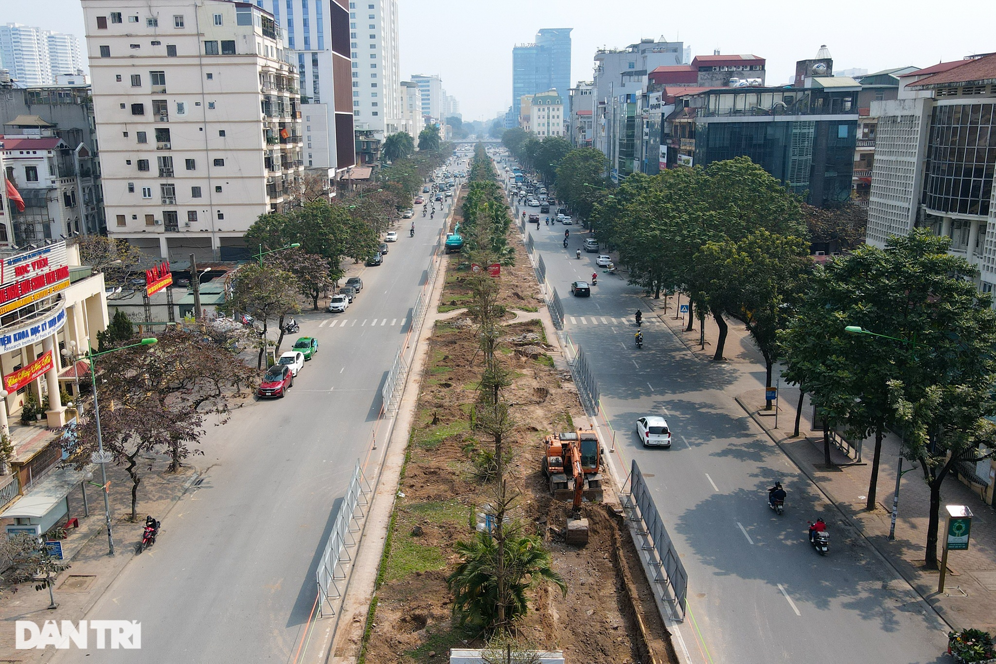 Xén dải phân cách, mở rộng đường tại điểm đen ùn tắc giao thông ở Hà Nội - 2