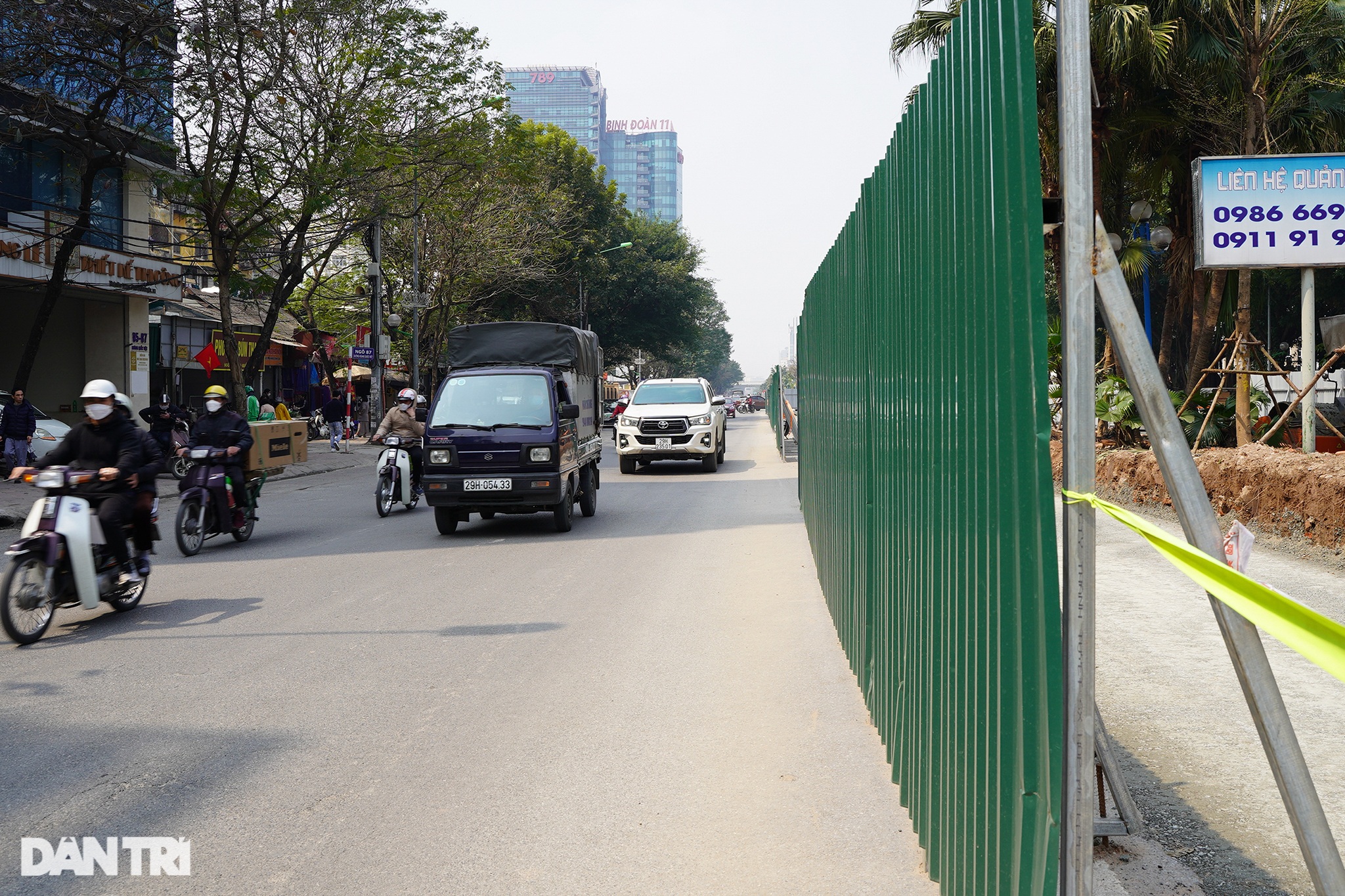 Xén dải phân cách, mở rộng đường tại điểm đen ùn tắc giao thông ở Hà Nội - 6